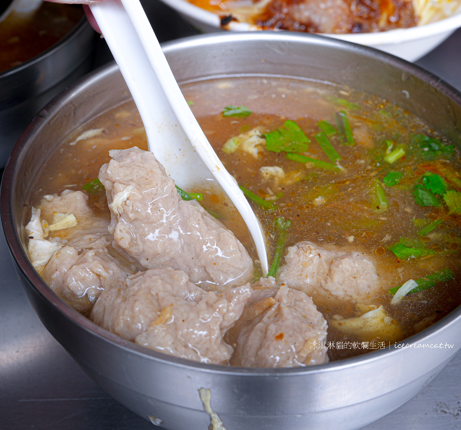 江子翠美食｜松柏街肉羹麵必點肉羹湯 乾麵 魷魚羹，板橋小吃沒有招牌還是大排長龍 @冰淇淋貓的軟爛生活