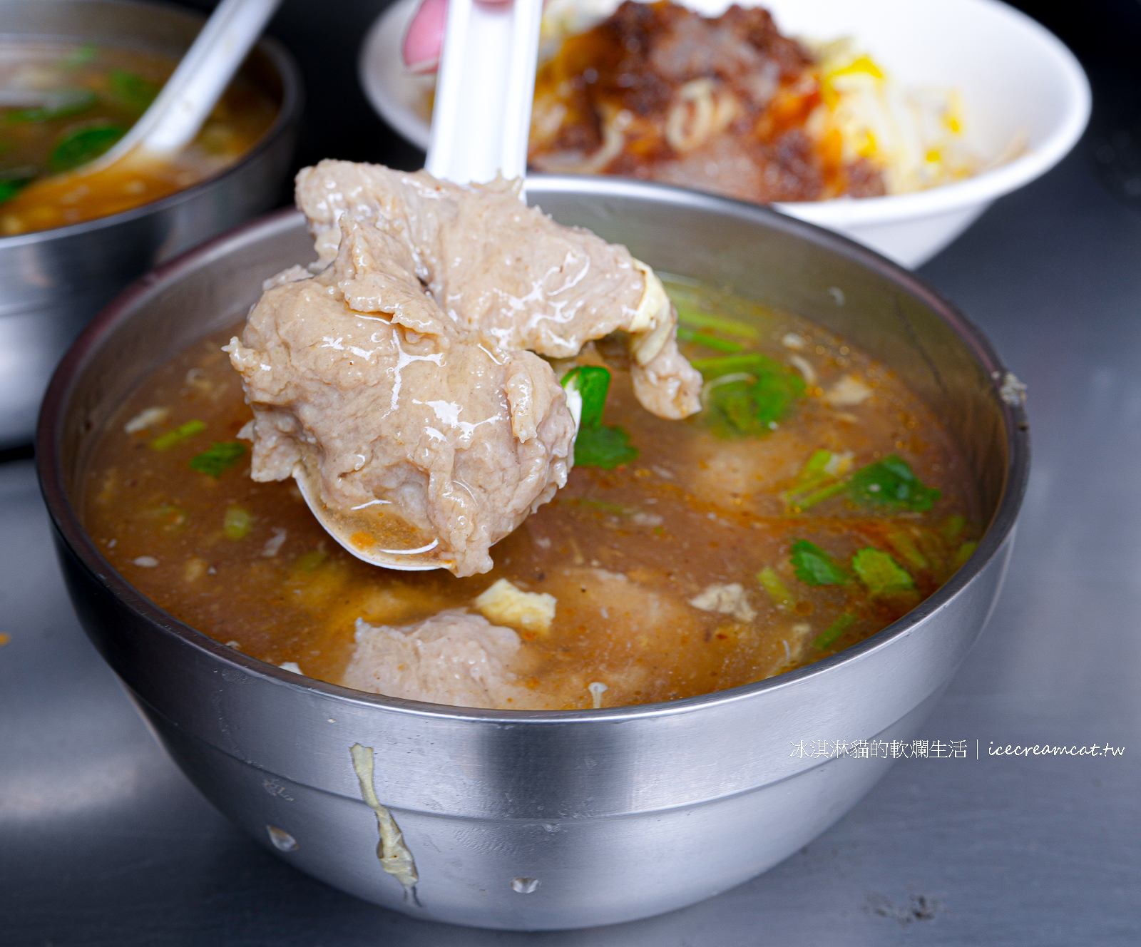 江子翠美食｜松柏街肉羹麵必點肉羹湯 乾麵 魷魚羹，板橋小吃沒有招牌還是大排長龍 @冰淇淋貓的軟爛生活