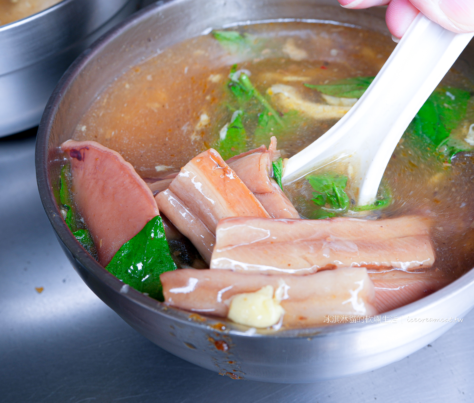 江子翠美食｜松柏街肉羹麵必點肉羹湯 乾麵 魷魚羹，板橋小吃沒有招牌還是大排長龍 @冰淇淋貓的軟爛生活