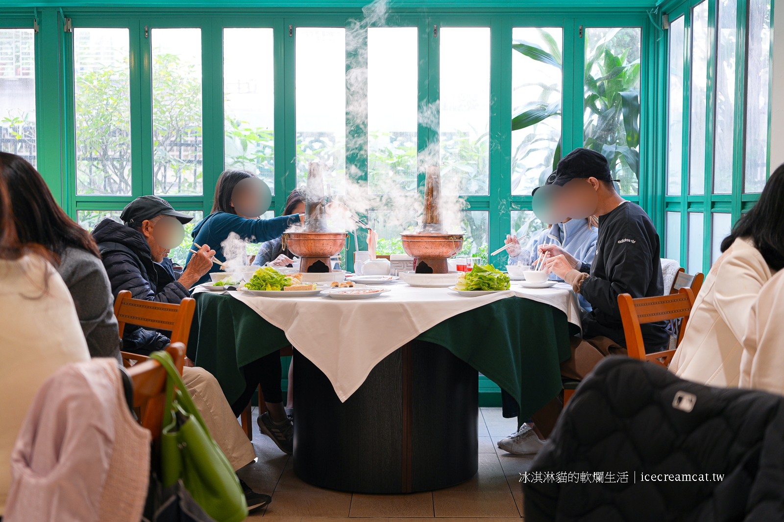 忠孝敦化美食｜圍爐酸菜白肉火鍋，商業午餐超划算！必點酸菜肉絲夾燒餅 @冰淇淋貓的軟爛生活