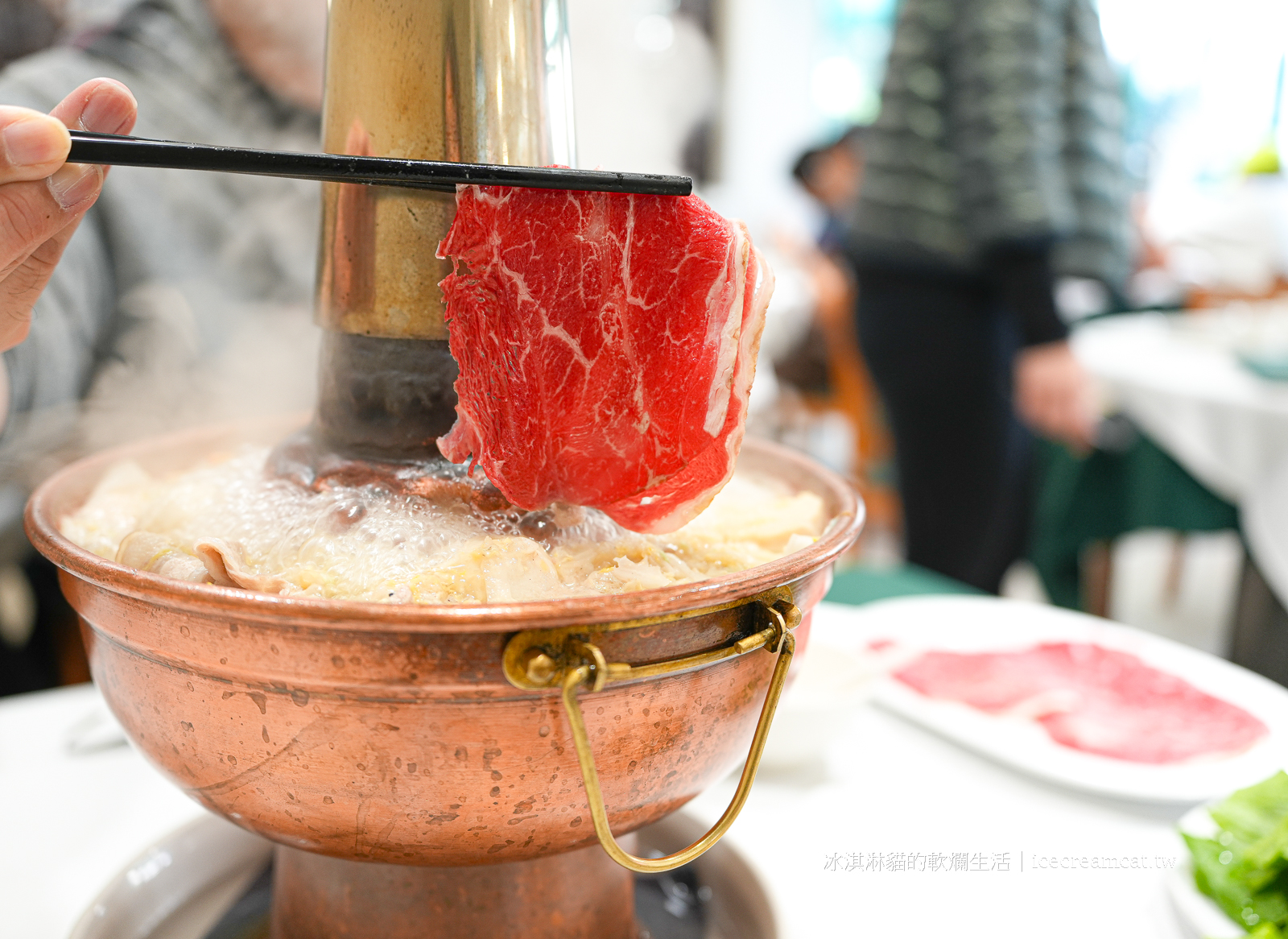 忠孝敦化美食｜圍爐酸菜白肉火鍋，商業午餐超划算！必點酸菜肉絲夾燒餅 @冰淇淋貓的軟爛生活