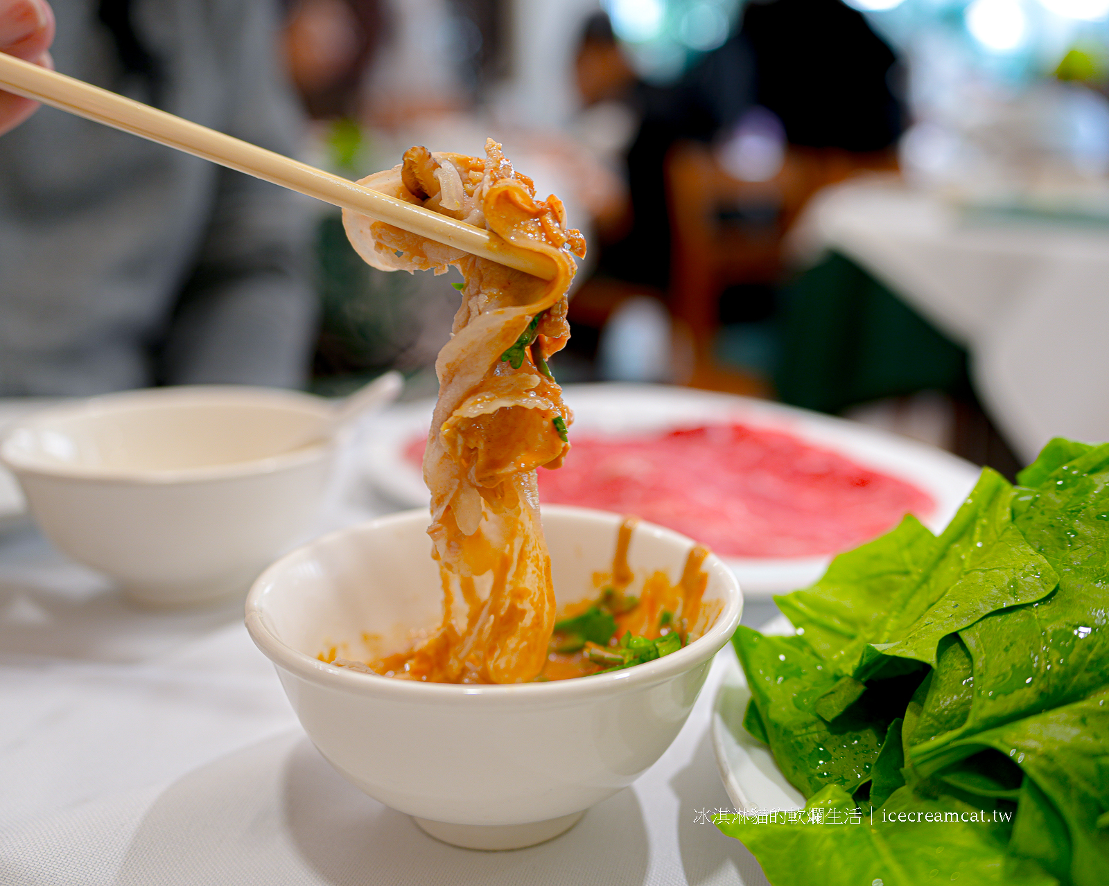 忠孝敦化美食｜圍爐酸菜白肉火鍋，商業午餐超划算！必點酸菜肉絲夾燒餅 @冰淇淋貓的軟爛生活