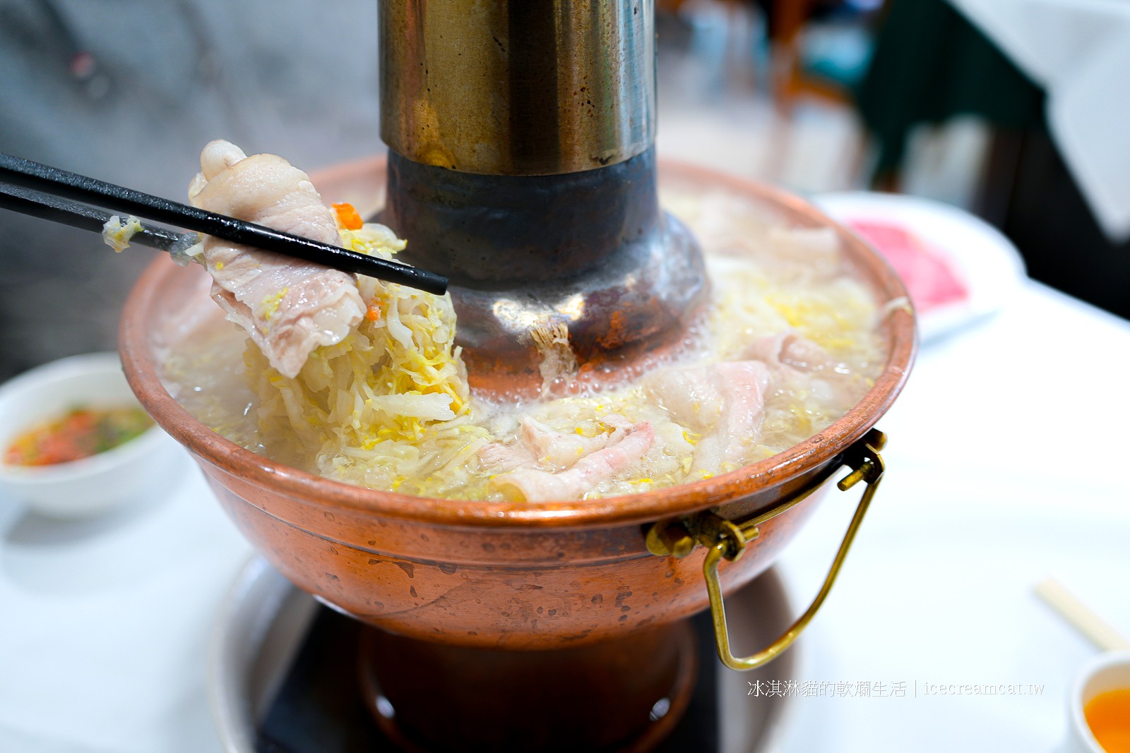 忠孝敦化美食｜圍爐酸菜白肉火鍋，商業午餐超划算！必點酸菜肉絲夾燒餅 @冰淇淋貓的軟爛生活