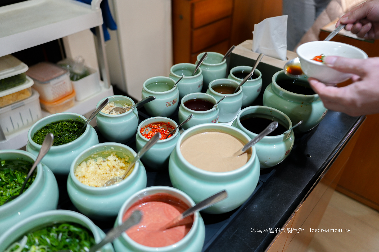 忠孝敦化美食｜圍爐酸菜白肉火鍋，商業午餐超划算！必點酸菜肉絲夾燒餅 @冰淇淋貓的軟爛生活