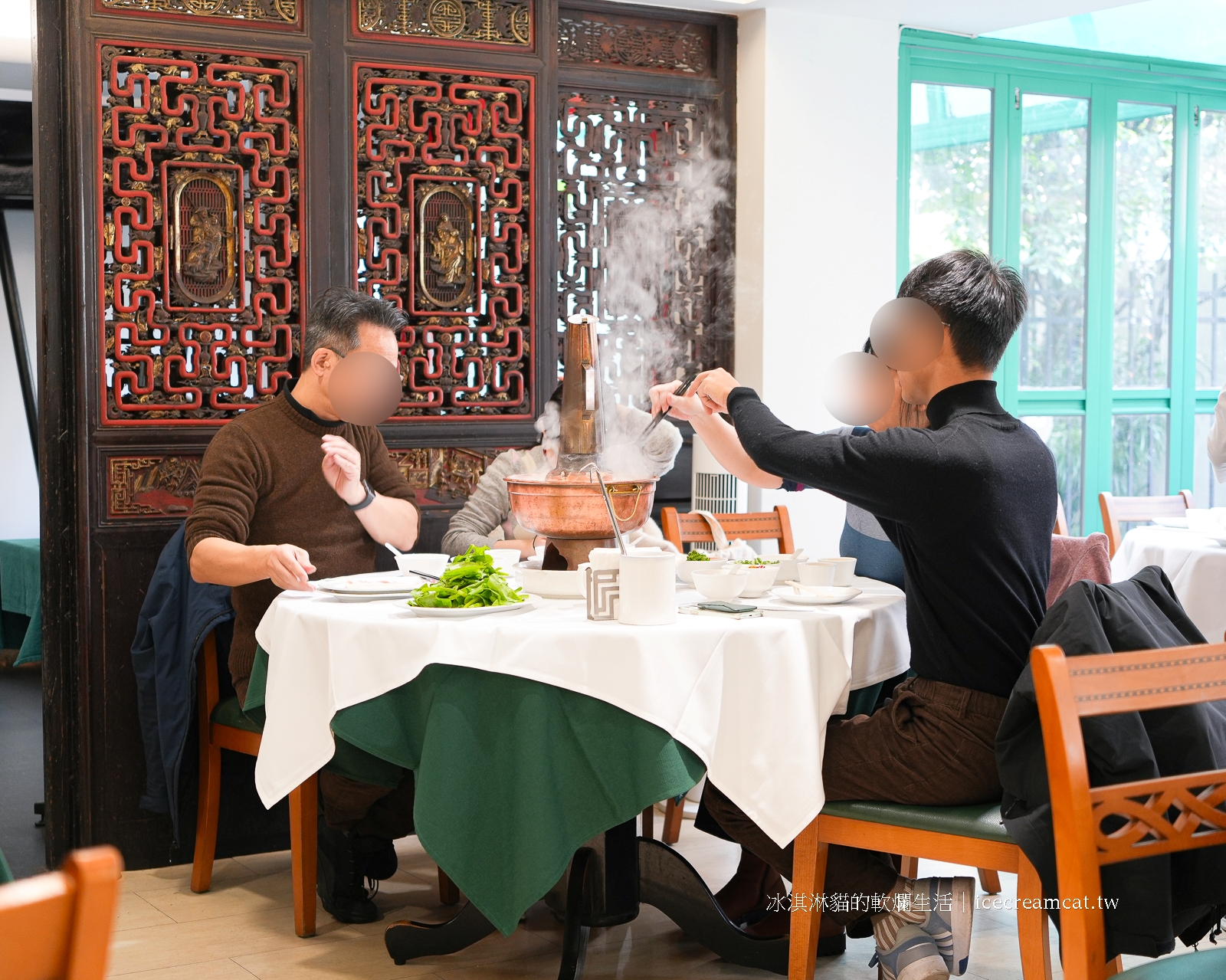 忠孝敦化美食｜圍爐酸菜白肉火鍋，商業午餐超划算！必點酸菜肉絲夾燒餅 @冰淇淋貓的軟爛生活