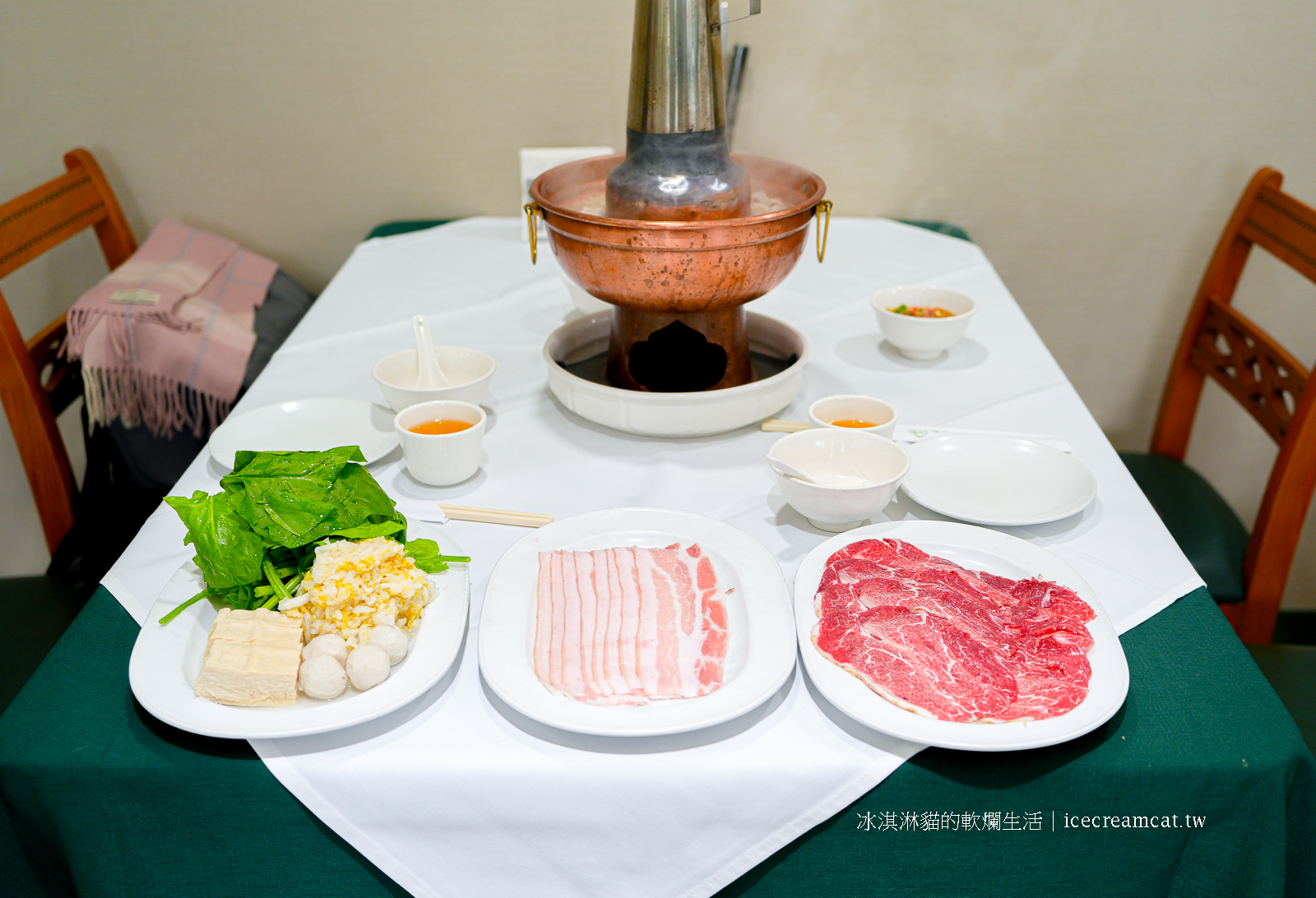 忠孝敦化美食｜圍爐酸菜白肉火鍋，商業午餐超划算！必點酸菜肉絲夾燒餅 @冰淇淋貓的軟爛生活