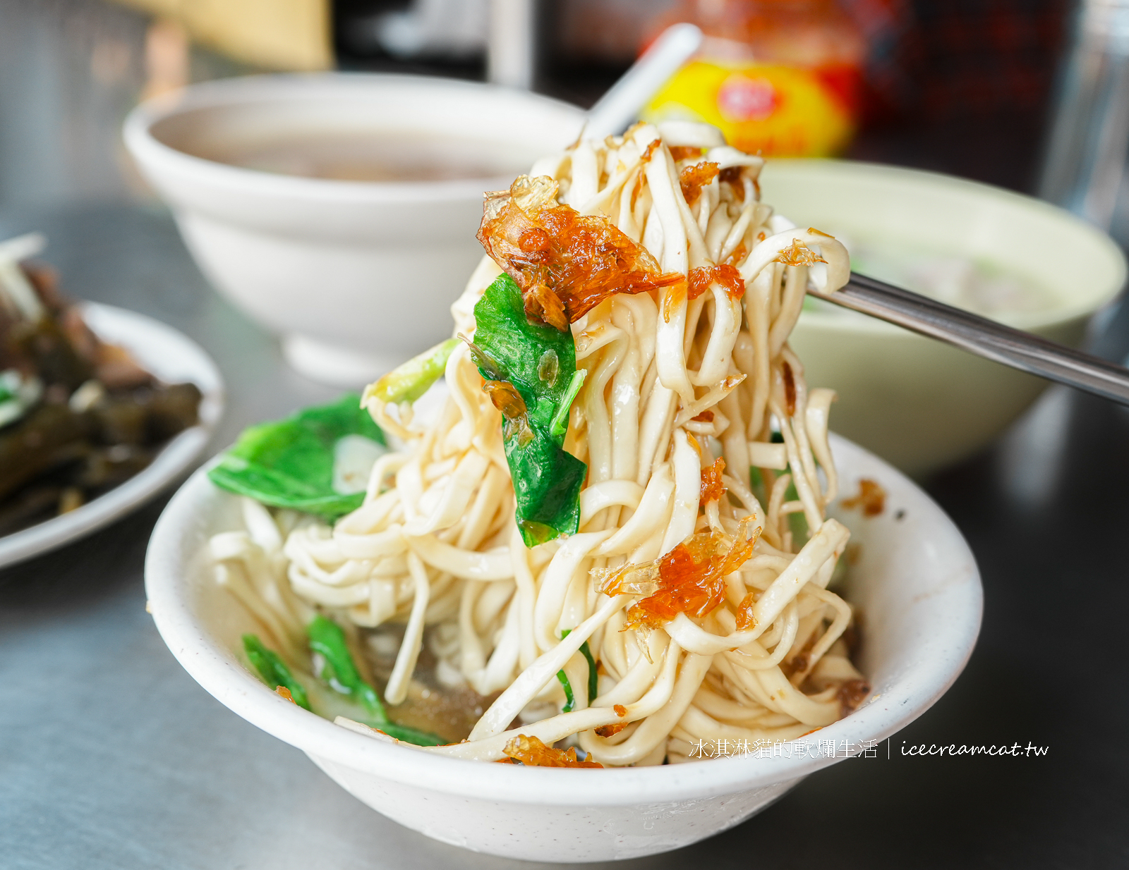 迪化街美食｜永樂蔥油餅搬家至民樂街4號，菜單必點蔥油餅、芋頭餅、甜甜圈 @冰淇淋貓的軟爛生活