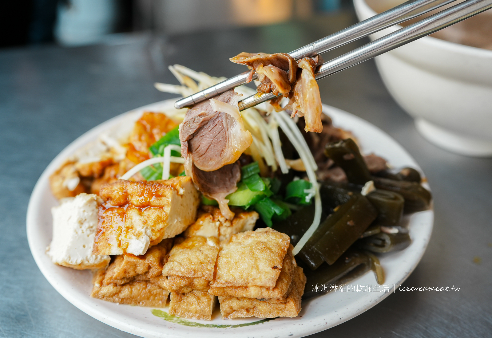 石牌美食｜無名麵攤在石牌捷運旁，菜單必點油蔥乾麵，也是榮總附近美食 @冰淇淋貓的軟爛生活