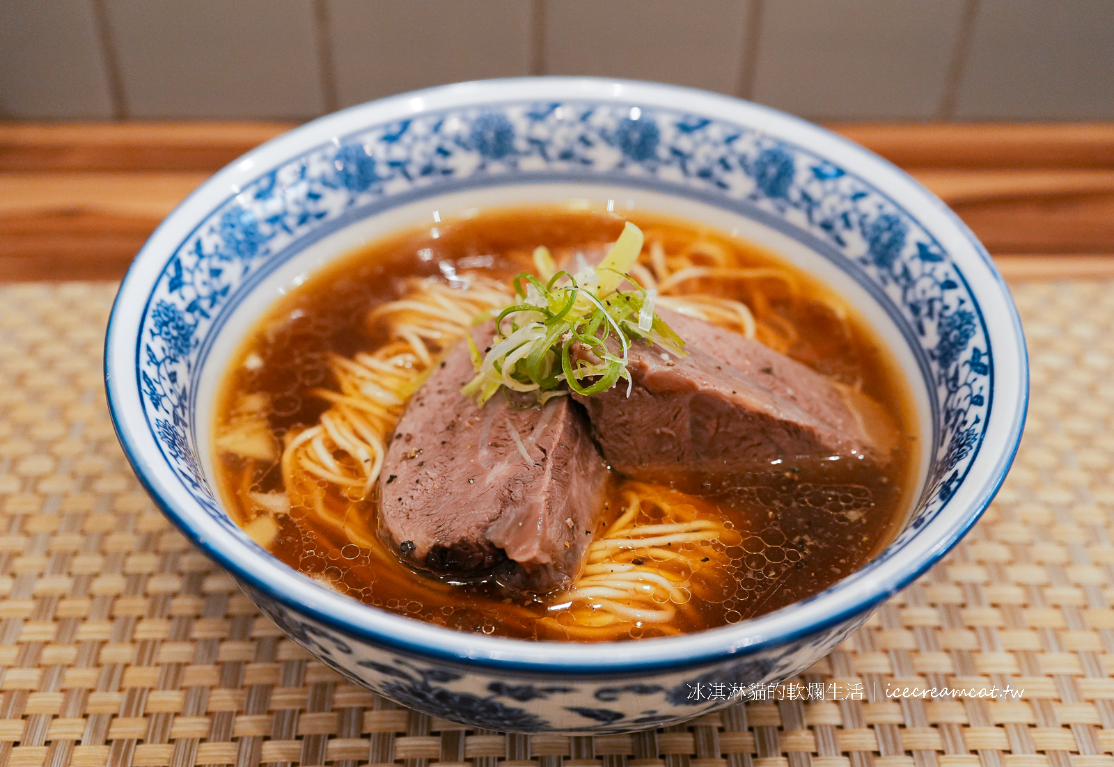 大稻埕美食｜江牛樓日本人開的牛肉麵店菜單必點鴨胸排，入圍米其林必比登 @冰淇淋貓的軟爛生活