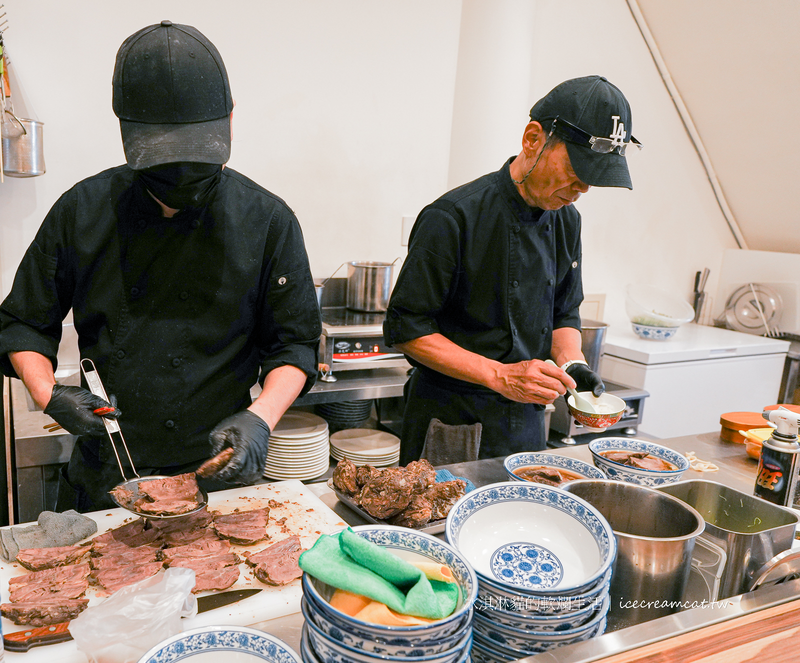 大稻埕美食｜江牛樓日本人開的牛肉麵店菜單必點鴨胸排，入圍米其林必比登 @冰淇淋貓的軟爛生活