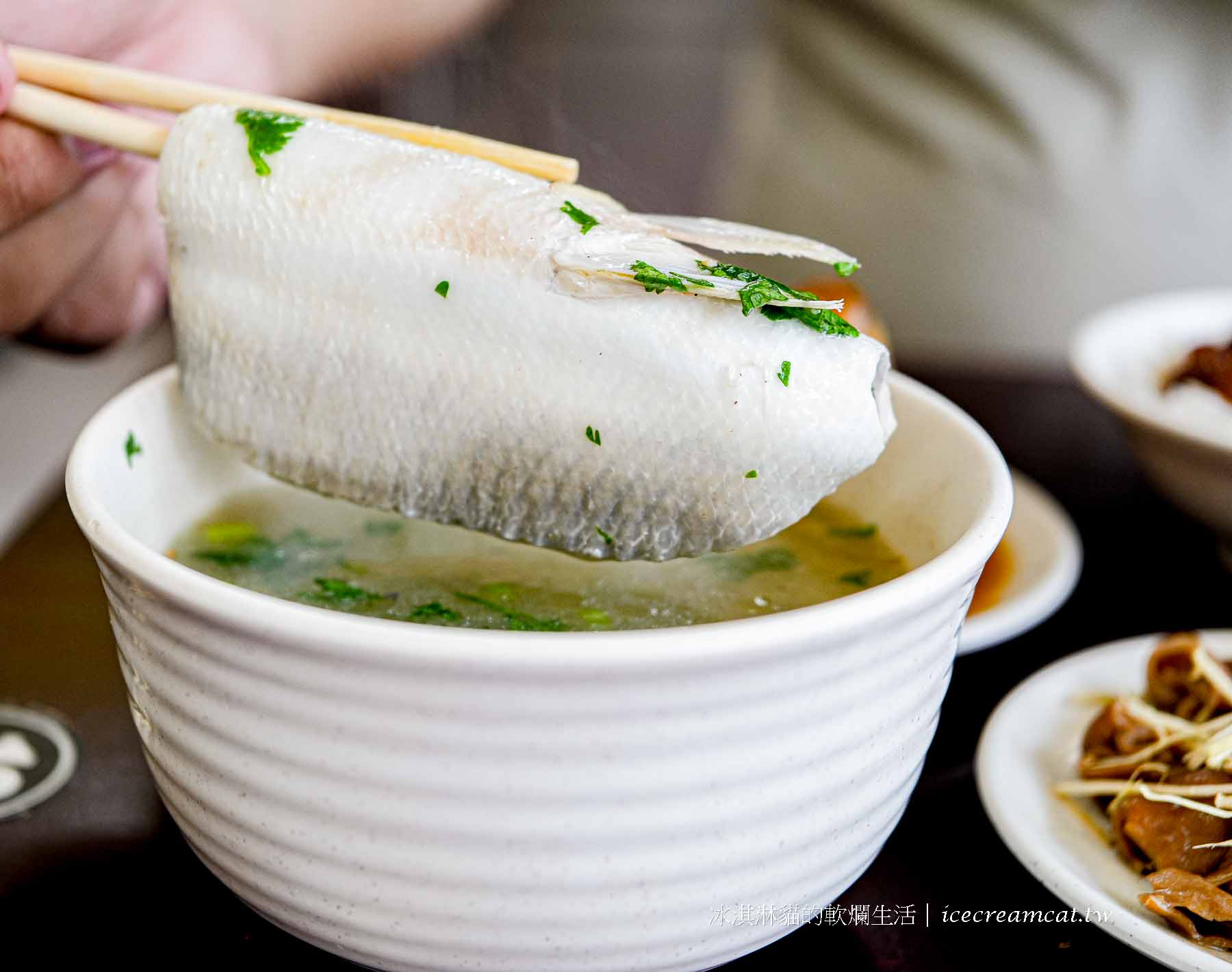 【新莊迴龍美食】魯肉發無刺虱目魚粥只賣早午餐，菜單必點滷肉飯與魚皮湯 @冰淇淋貓的軟爛生活