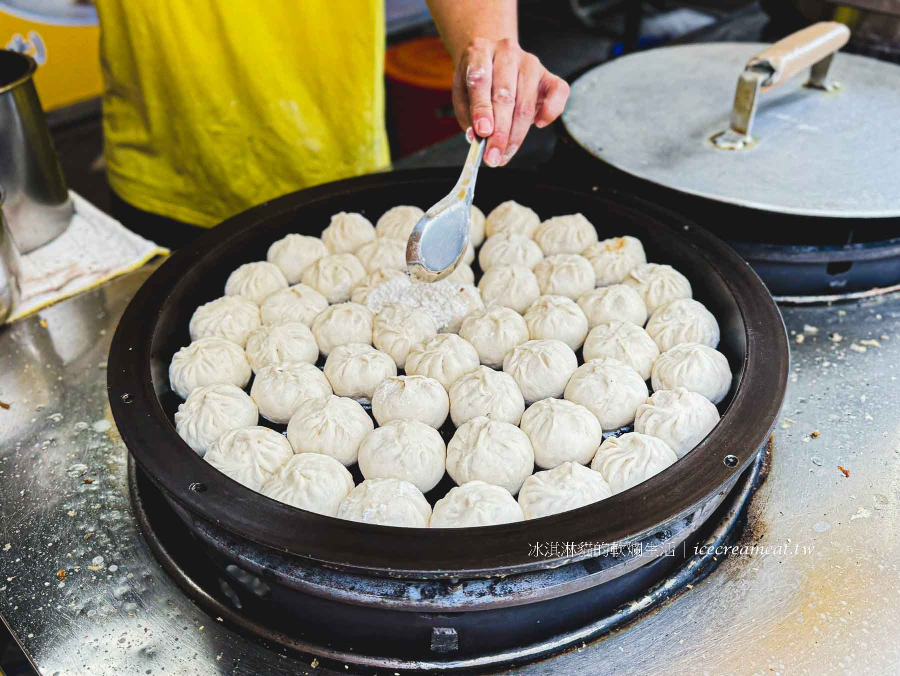【士林夜市美食 】鍾家原上海生煎包米其林必比登推薦，台北30年生煎包 @冰淇淋貓的軟爛生活