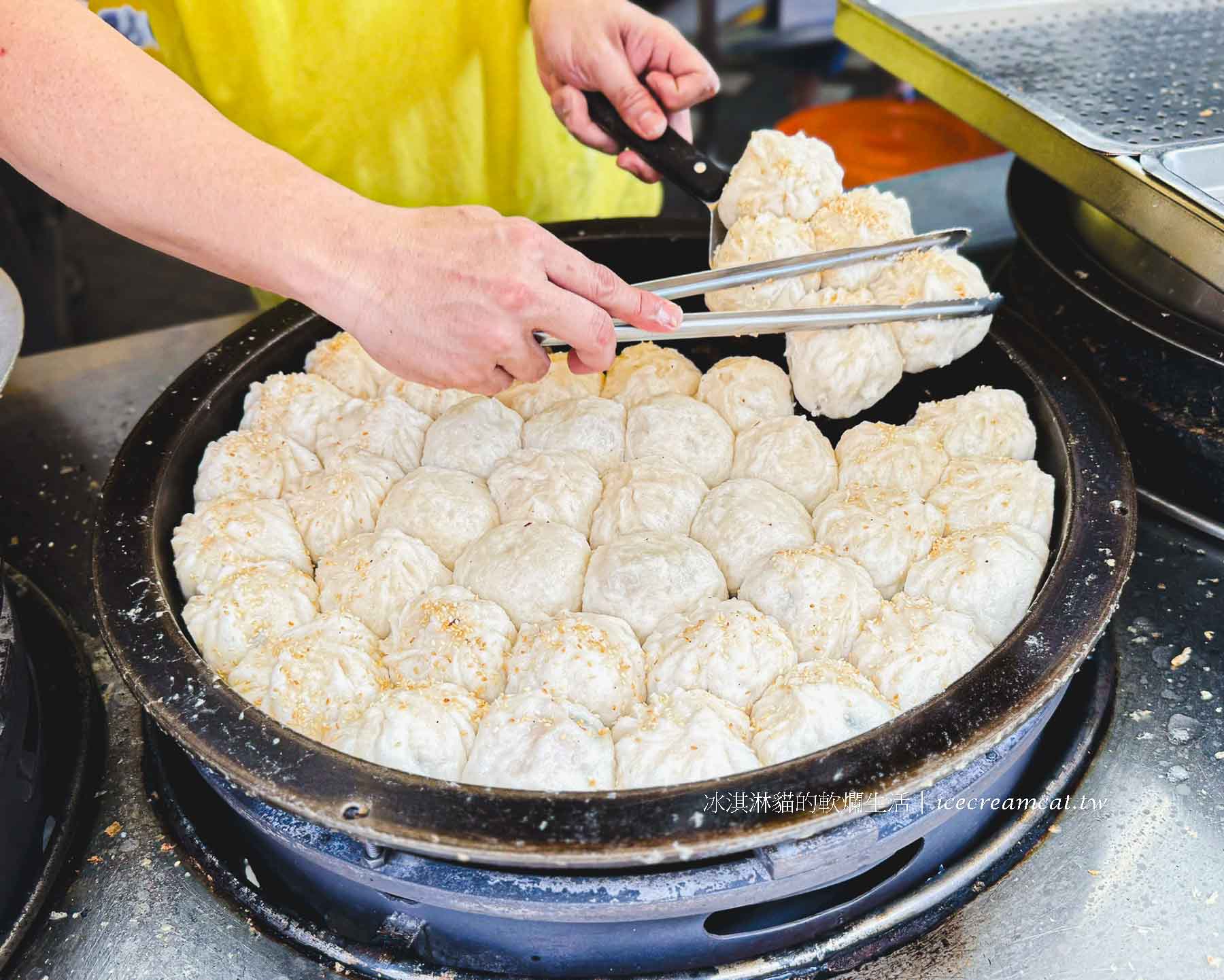 【士林夜市美食 】鍾家原上海生煎包米其林必比登推薦，台北30年生煎包 @冰淇淋貓的軟爛生活