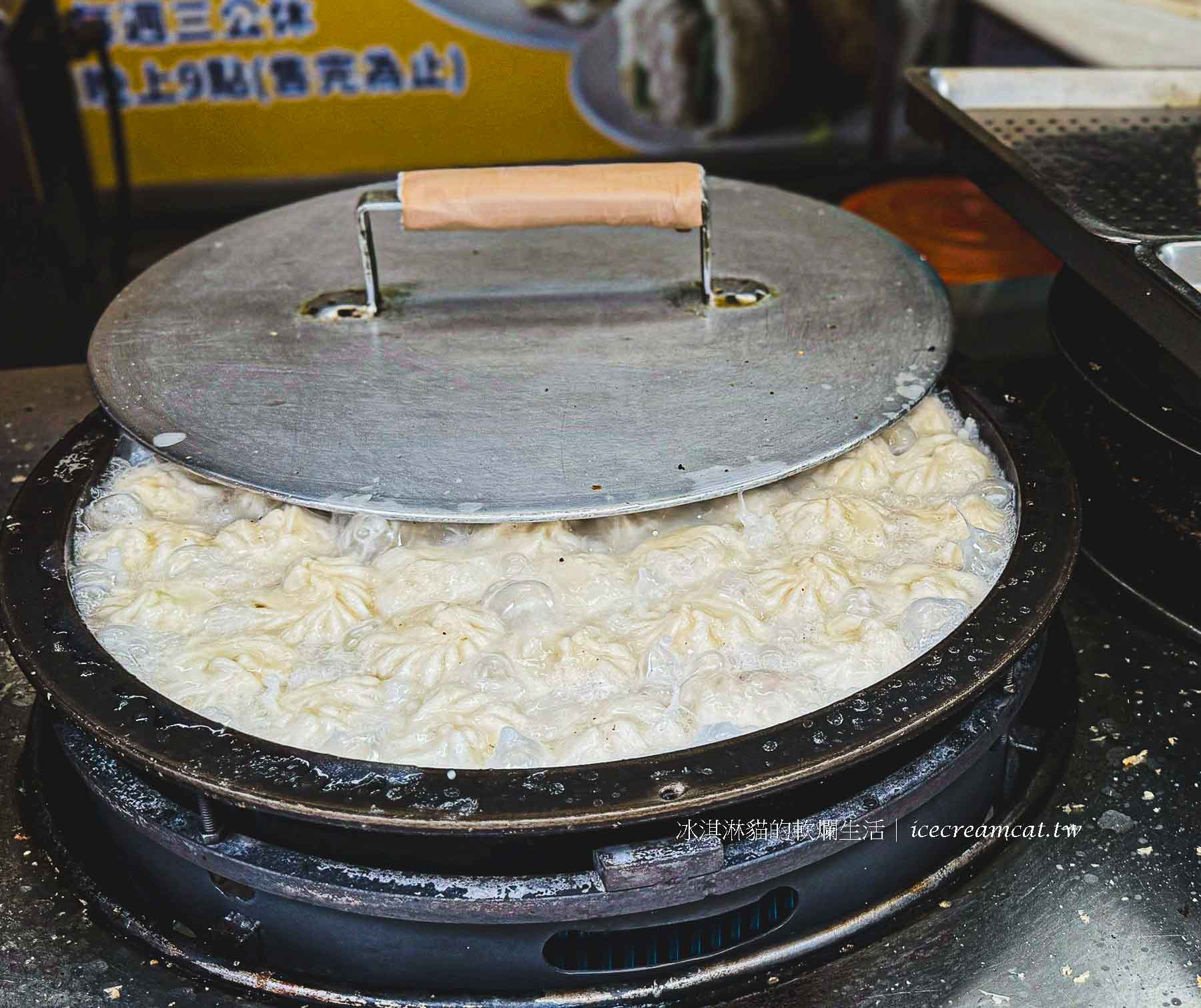 【士林夜市美食 】鍾家原上海生煎包米其林必比登推薦，台北30年生煎包 @冰淇淋貓的軟爛生活