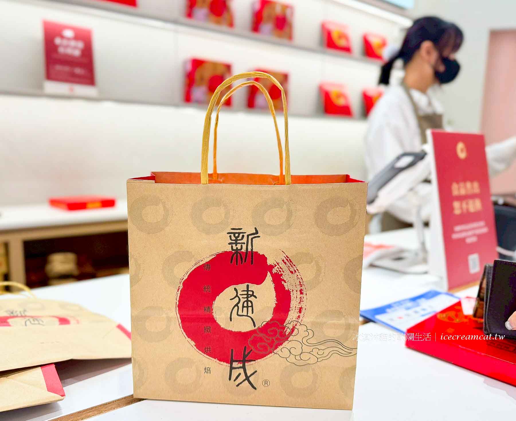 新建成lalaport 南港店 在台北首開分店，必買伴手禮芝麻蛋黃餅 @冰淇淋貓的軟爛生活