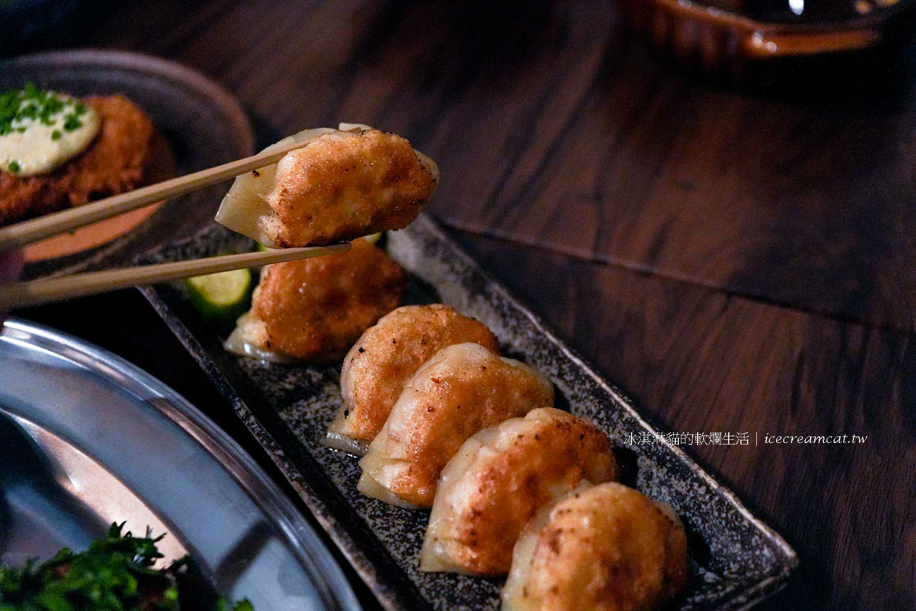 【福餃】台北雙連站美食｜深夜食堂風宵夜餃子店，爆量香菜煎餃必吃推薦！ @冰淇淋貓的軟爛生活
