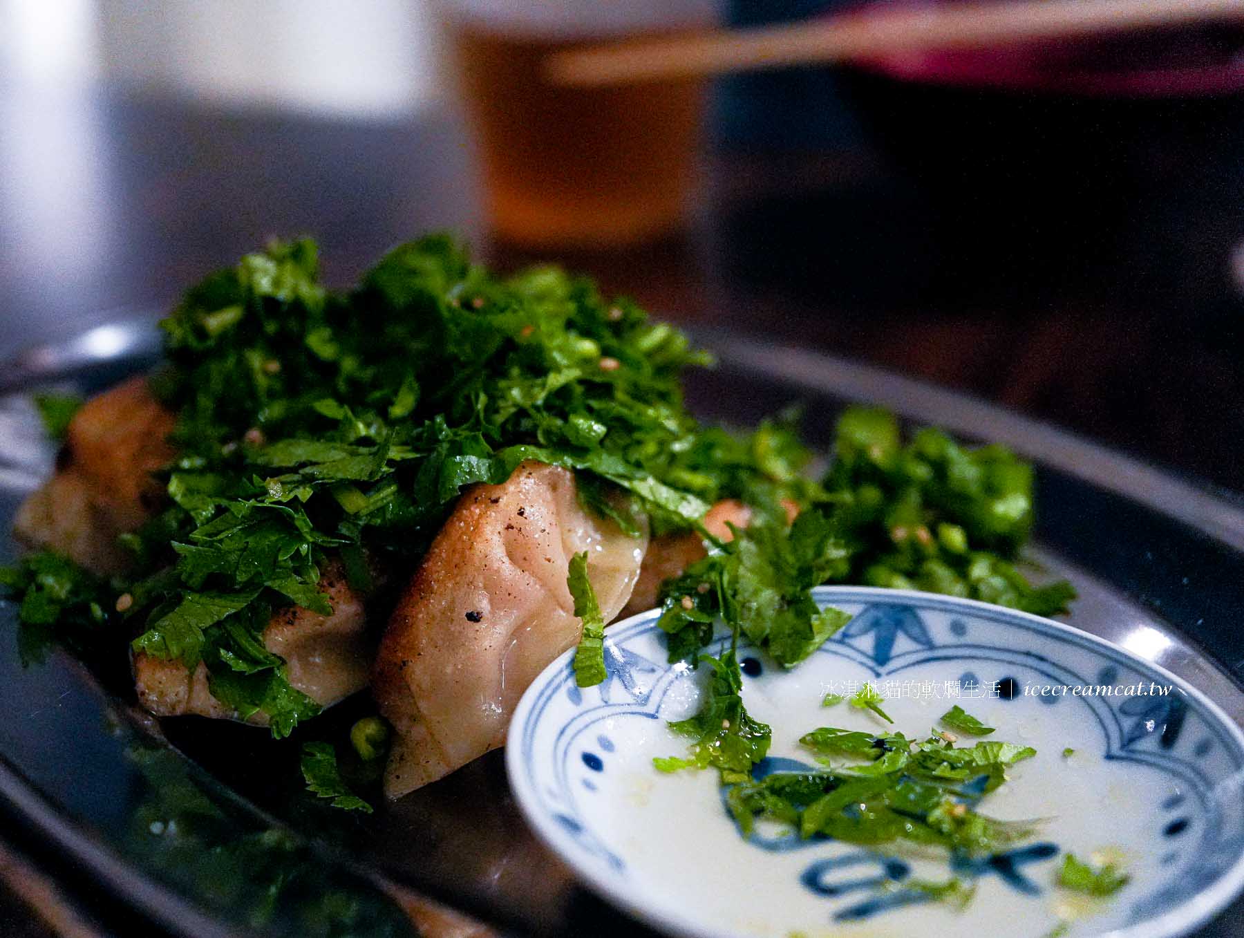 【福餃】台北雙連站美食｜深夜食堂風宵夜餃子店，爆量香菜煎餃必吃推薦！ @冰淇淋貓的軟爛生活