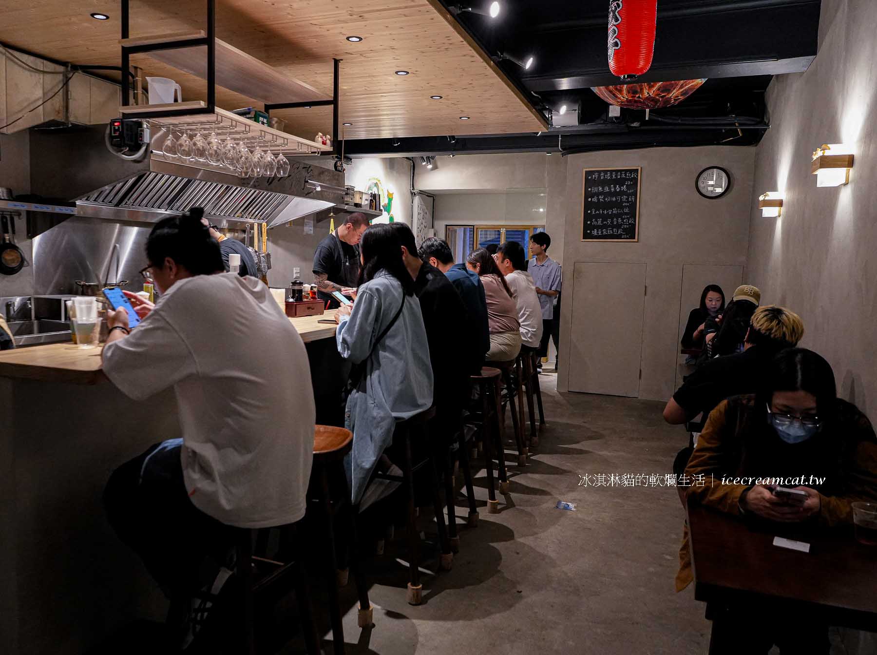 【福餃】台北雙連站美食｜深夜食堂風宵夜餃子店，爆量香菜煎餃必吃推薦！ @冰淇淋貓的軟爛生活
