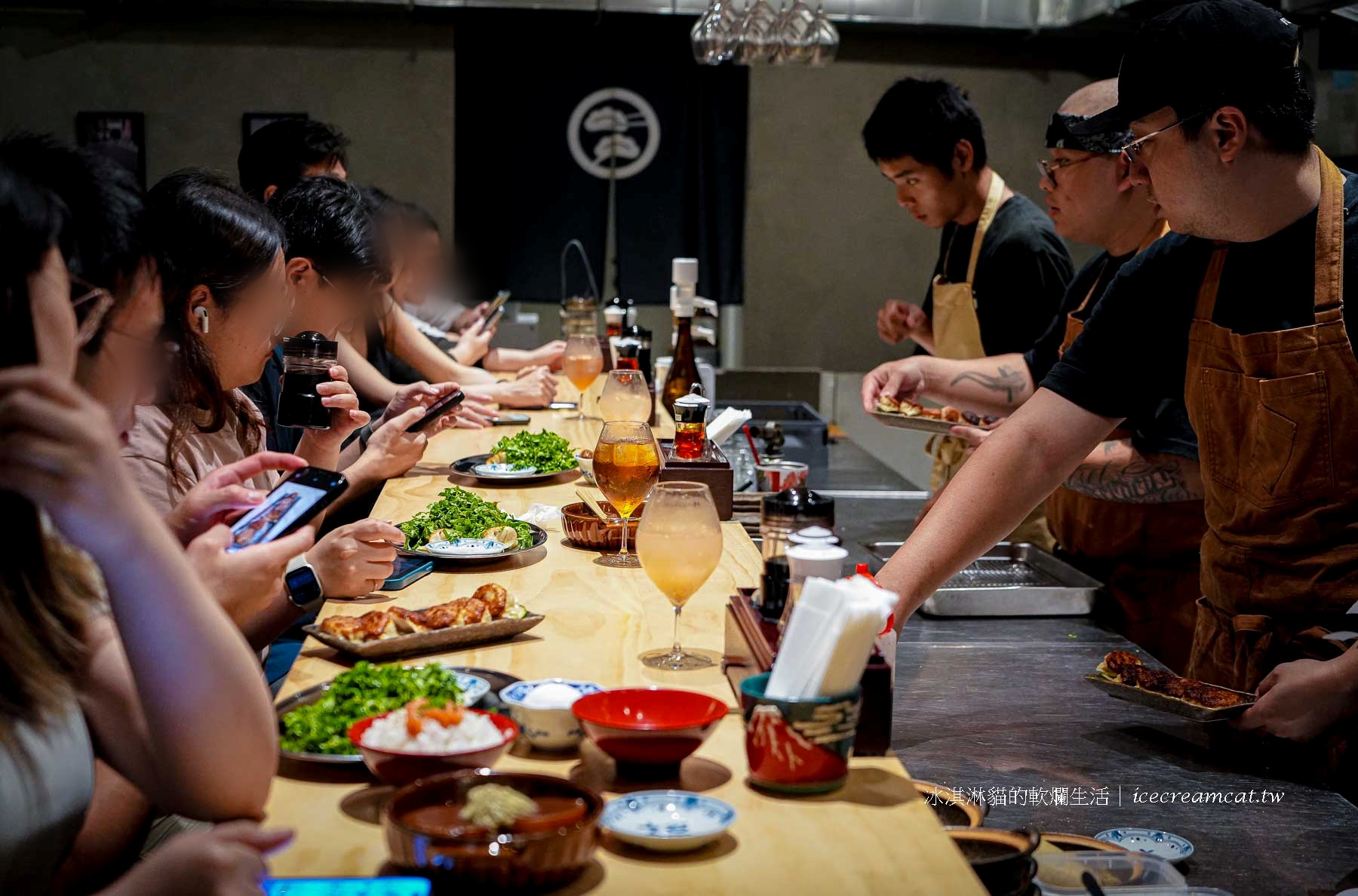 【福餃】台北雙連站美食｜深夜食堂風宵夜餃子店，爆量香菜煎餃必吃推薦！ @冰淇淋貓的軟爛生活