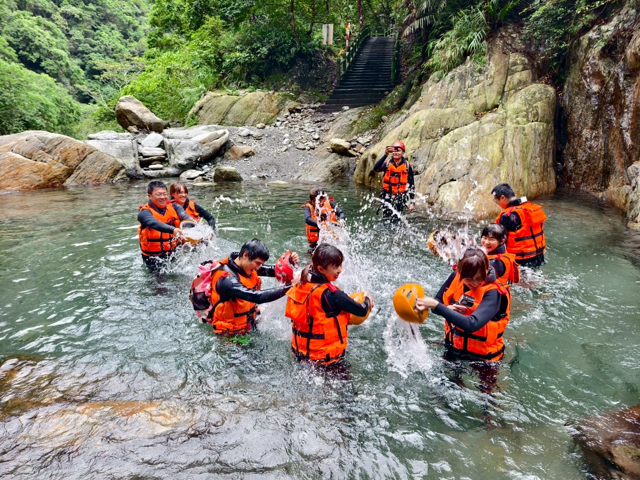 【宜蘭景點推薦】狂人出動鹿皮溪溯溪 一日遊這樣玩！超夯南澳金岳瀑布全攻略 @冰淇淋貓的軟爛生活