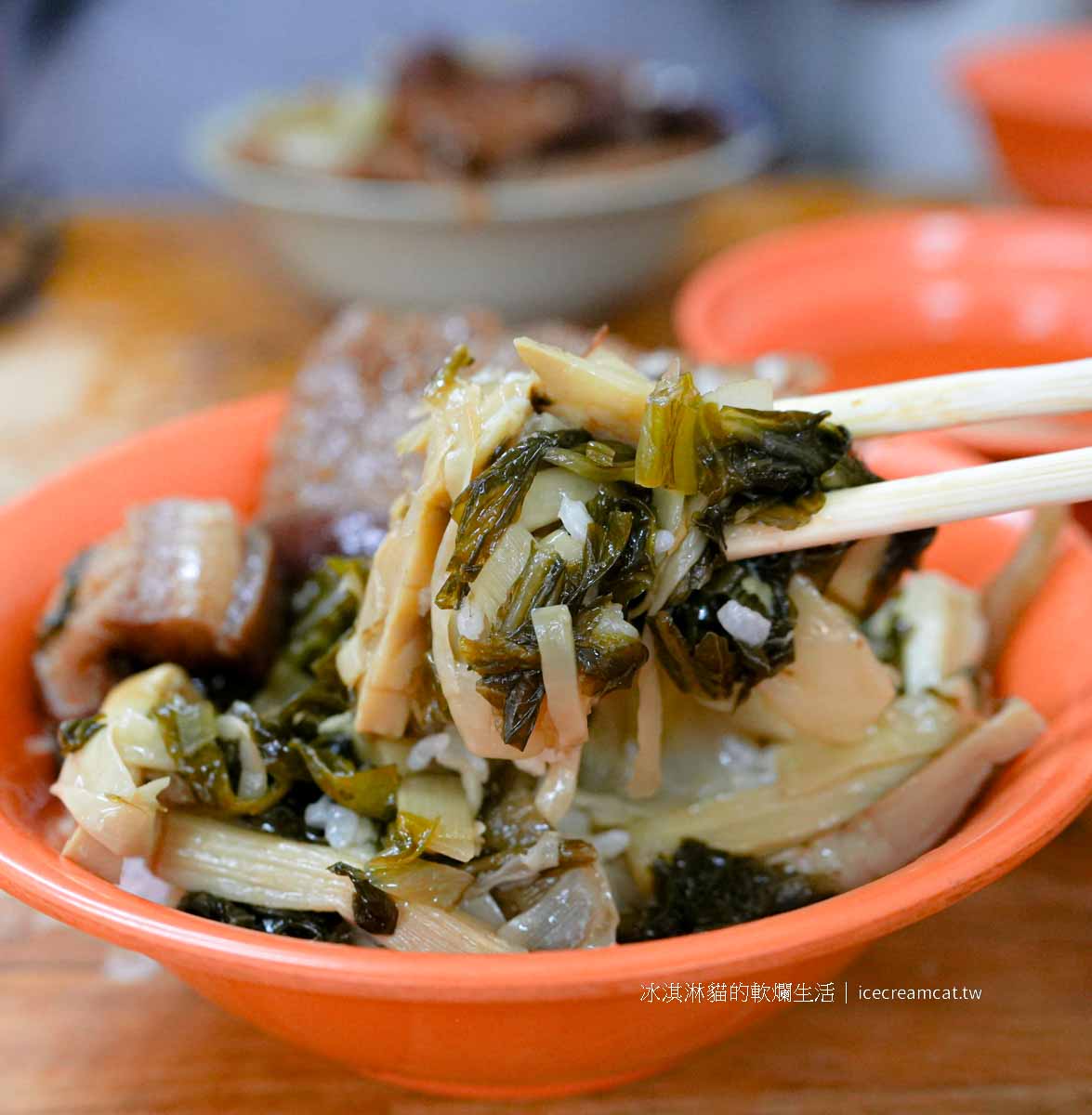 【府中美食】蔡家排骨福德菜市場便當老店，菜單必點控肉飯滷得超入味 @冰淇淋貓的軟爛生活