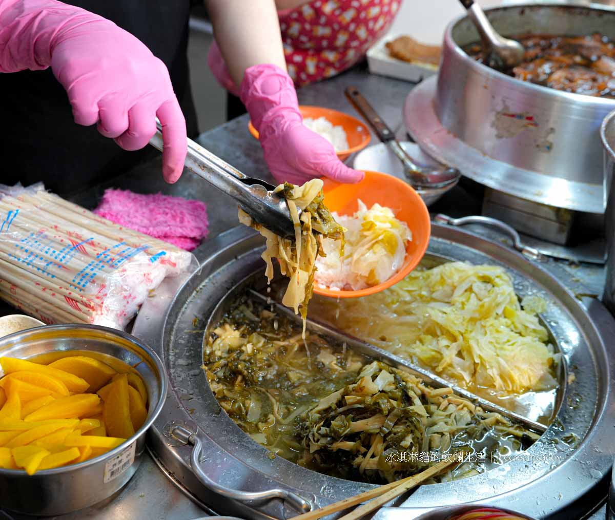 【府中美食】蔡家排骨福德菜市場便當老店，菜單必點控肉飯滷得超入味 @冰淇淋貓的軟爛生活