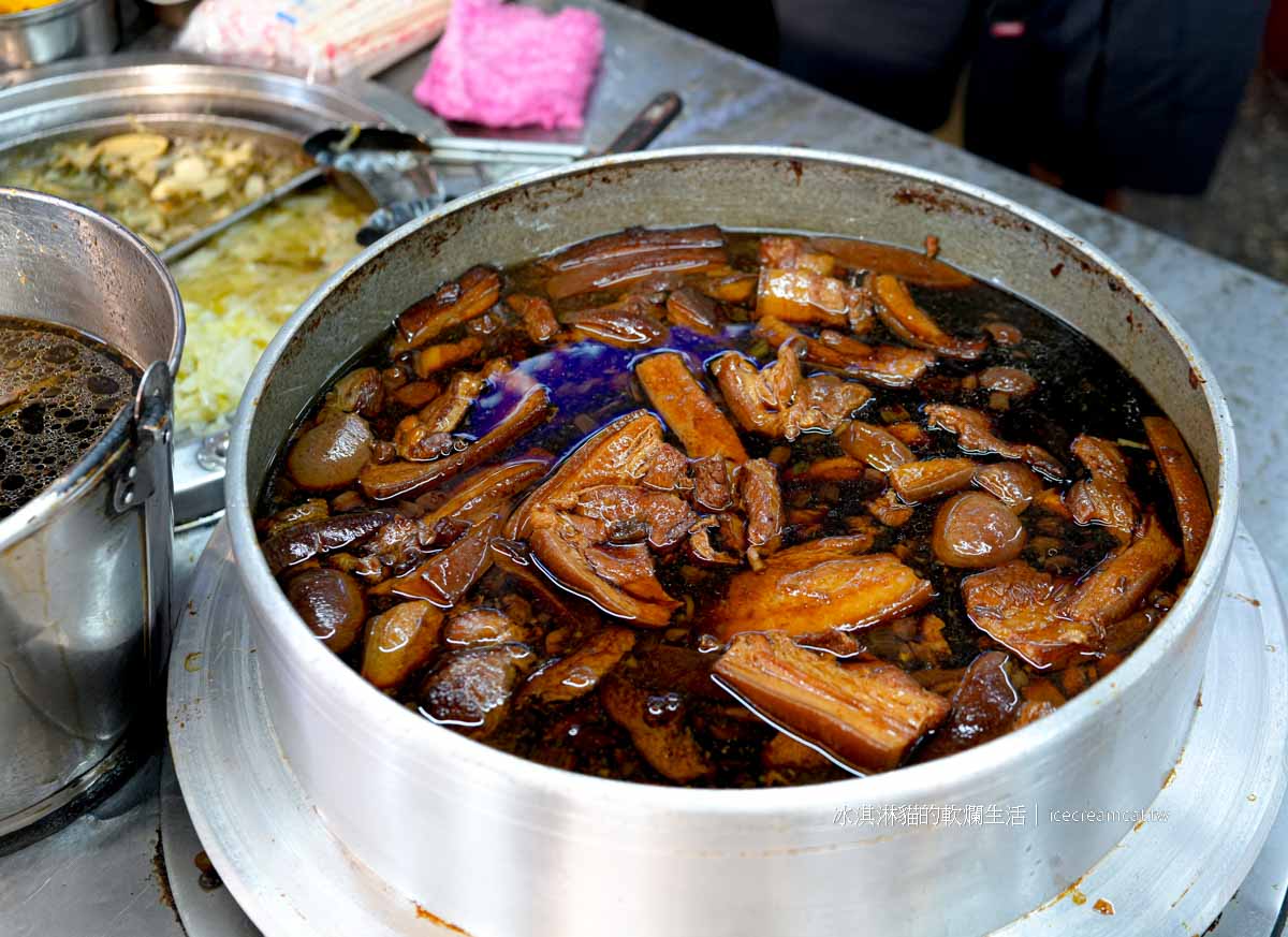 【府中美食】蔡家排骨福德菜市場便當老店，菜單必點控肉飯滷得超入味 @冰淇淋貓的軟爛生活