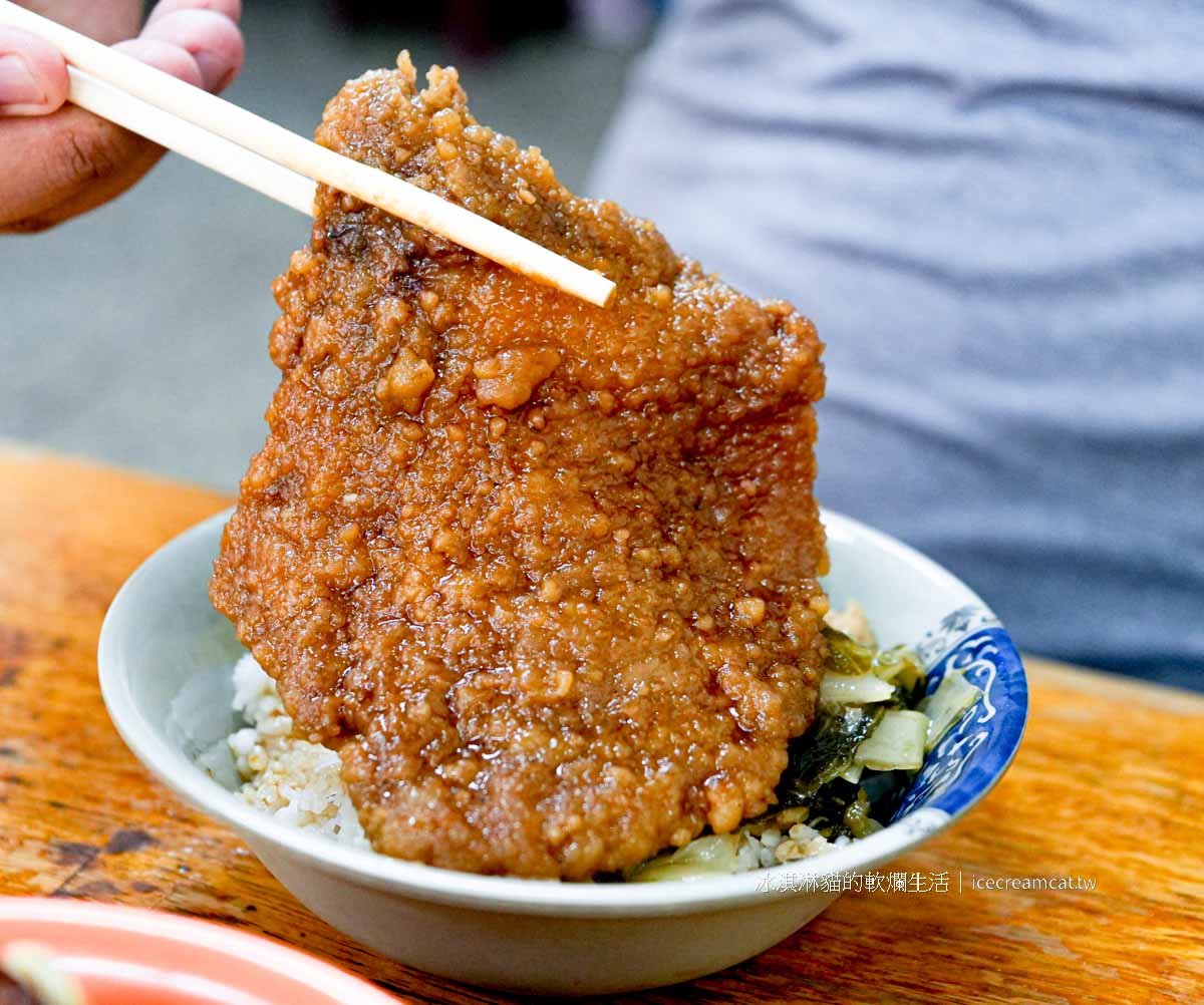 【府中美食】蔡家排骨福德菜市場便當老店，菜單必點控肉飯滷得超入味 @冰淇淋貓的軟爛生活