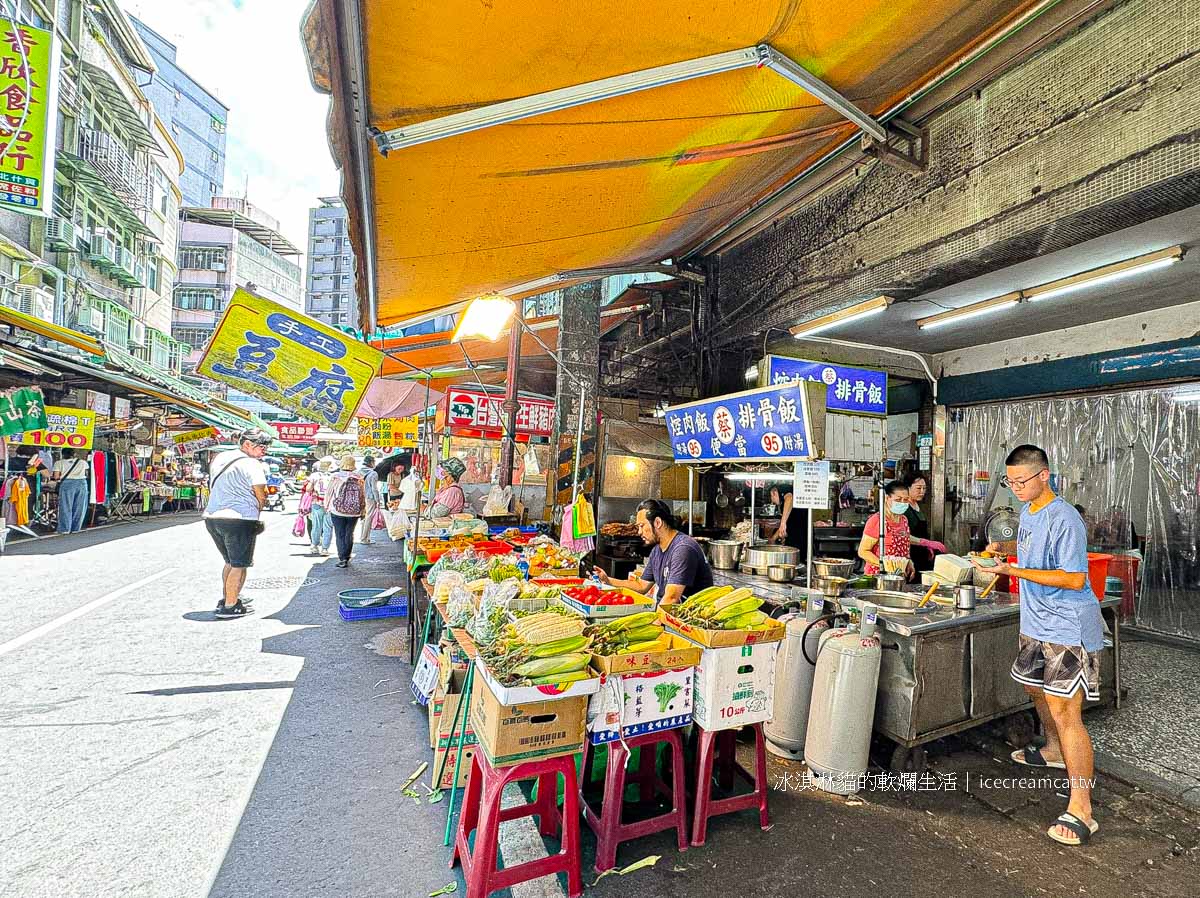 【府中美食】蔡家排骨福德菜市場便當老店，菜單必點控肉飯滷得超入味 @冰淇淋貓的軟爛生活