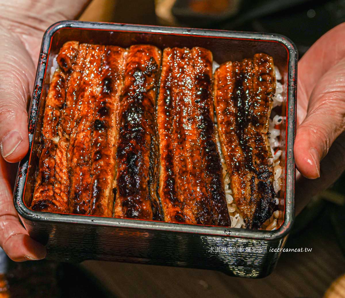 【南港展覽館美食】板前屋炭烤鰻魚飯必吃白燒無刺鰻魚飯，雲林自養活鰻直送 @冰淇淋貓的軟爛生活