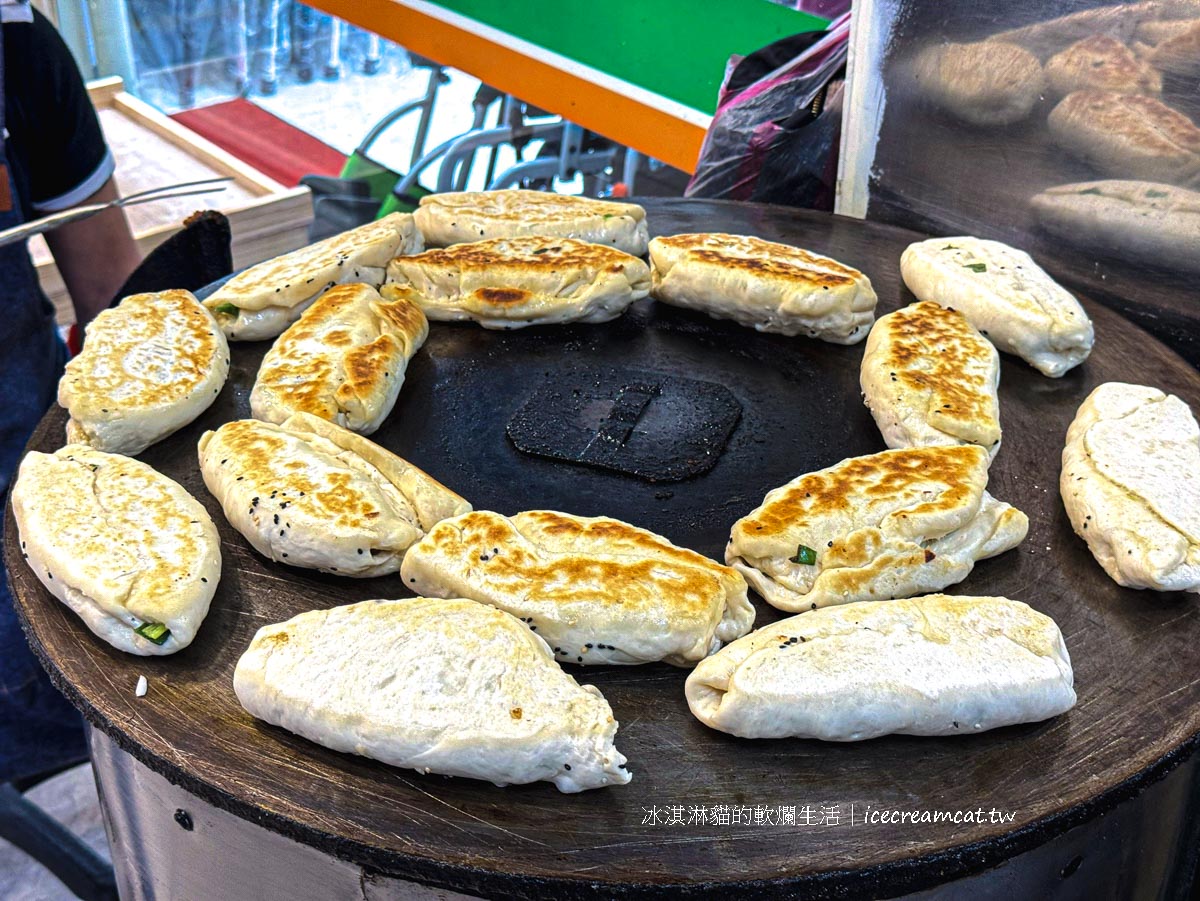 【北投石牌美食】老麵發酵蔥花燒餅｜榮總對面50年排隊老攤，早午餐必吃 @冰淇淋貓的軟爛生活