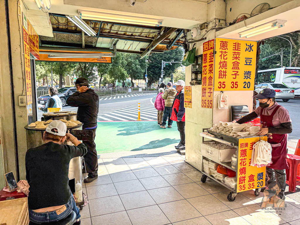 【北投石牌美食】老麵發酵蔥花燒餅｜榮總對面50年排隊老店，早午餐必吃 @冰淇淋貓的軟爛生活