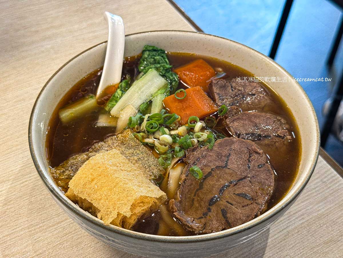 竣師父牛肉麵｜忠孝復興站美食，蛤蜊雞湯鮮甜值得一試，得獎台北牛肉麵名店 @冰淇淋貓的軟爛生活