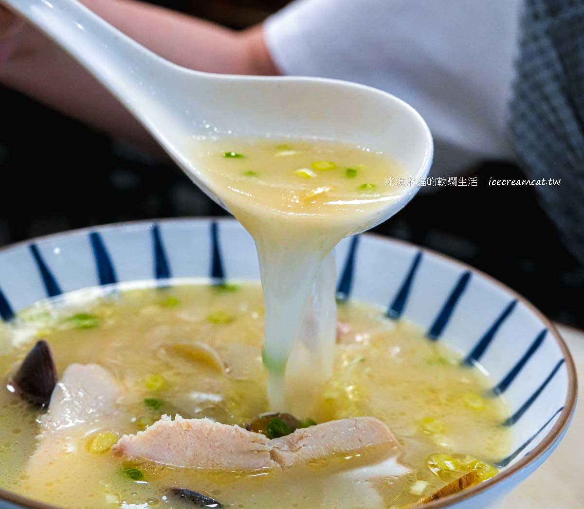 竣師父牛肉麵｜忠孝復興站美食，蛤蜊雞湯鮮甜值得一試，得獎台北牛肉麵名店 @冰淇淋貓的軟爛生活