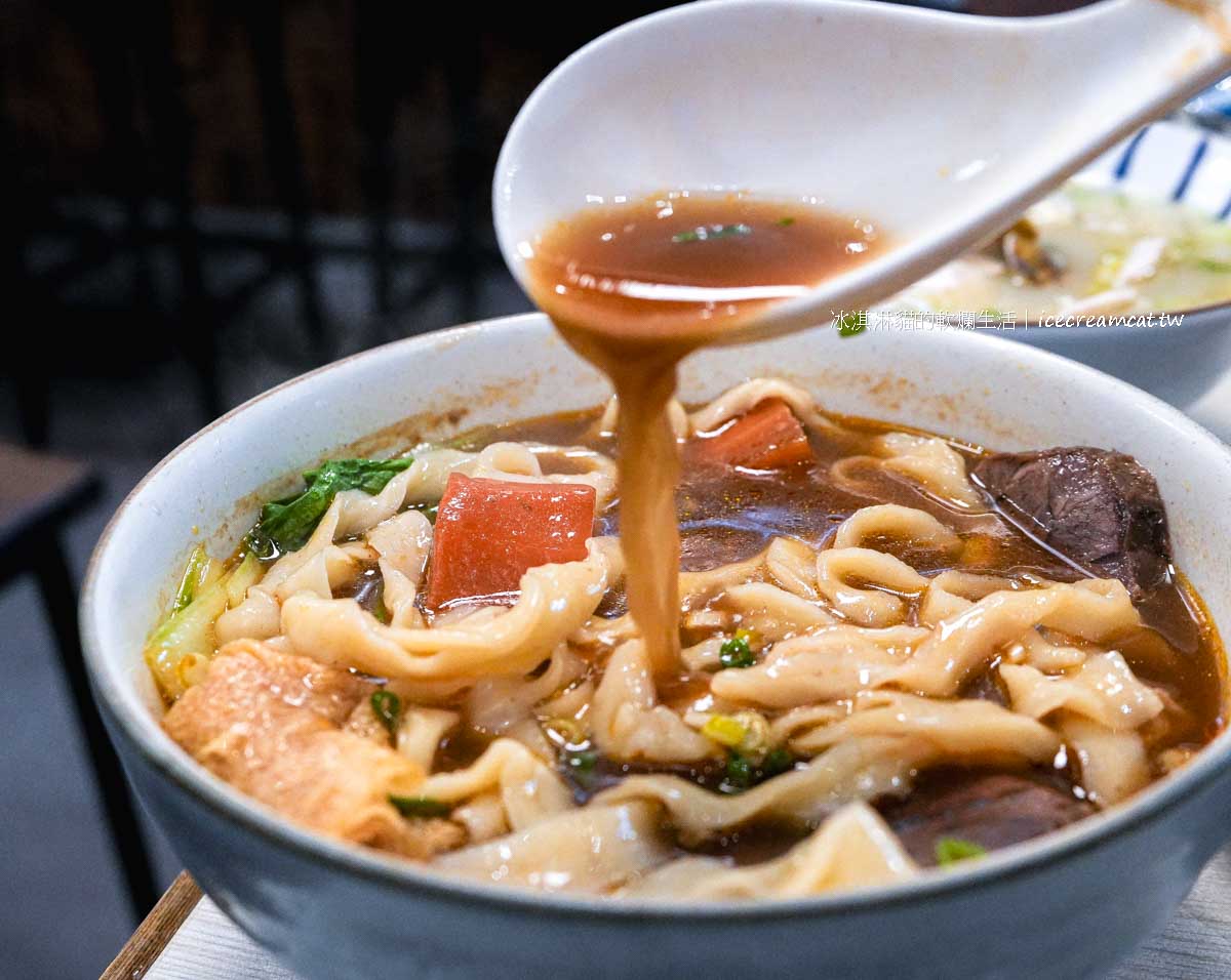竣師父牛肉麵｜忠孝復興站美食，蛤蜊雞湯鮮甜值得一試，得獎台北牛肉麵名店 @冰淇淋貓的軟爛生活