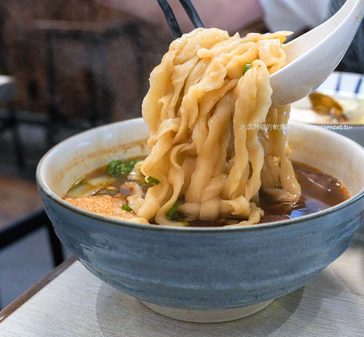 竣師父牛肉麵｜忠孝復興站美食，蛤蜊雞湯鮮甜值得一試，得獎台北牛肉麵名店 @冰淇淋貓的軟爛生活