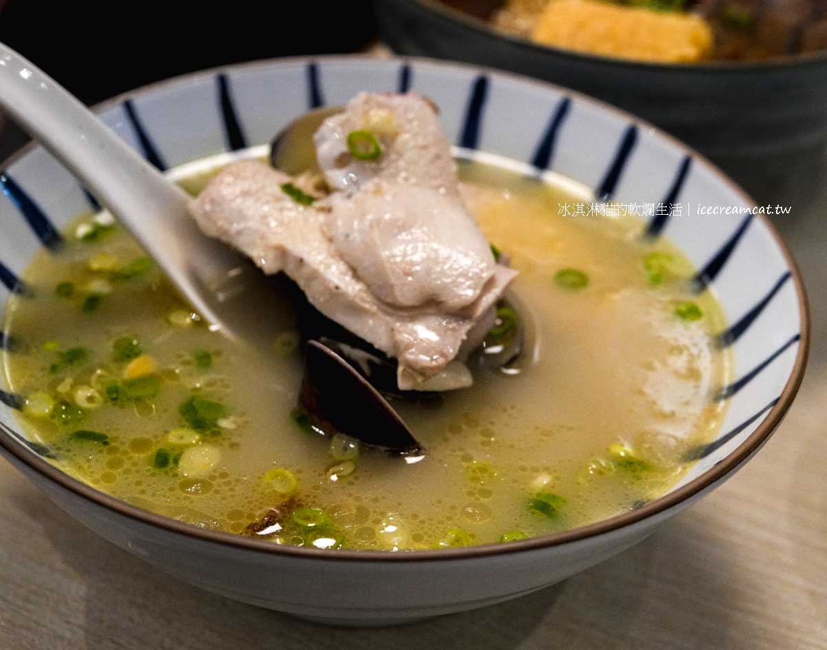 竣師父牛肉麵｜忠孝復興站美食，蛤蜊雞湯鮮甜值得一試，得獎台北牛肉麵名店 @冰淇淋貓的軟爛生活