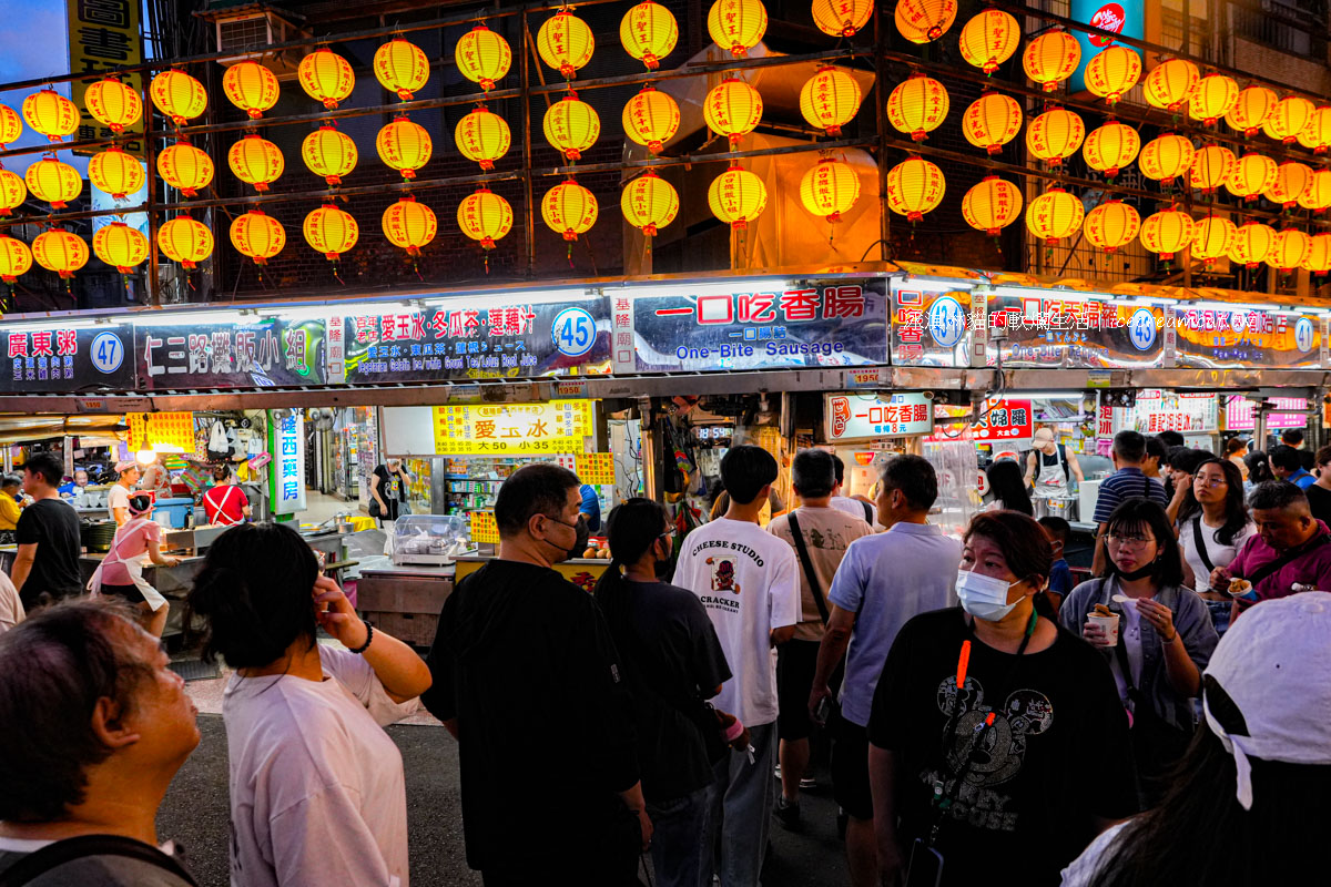 【基隆美食】廟口夜市世盛一口吃香腸43-1號，8元炭烤小香腸必吃推薦！ @冰淇淋貓的軟爛生活