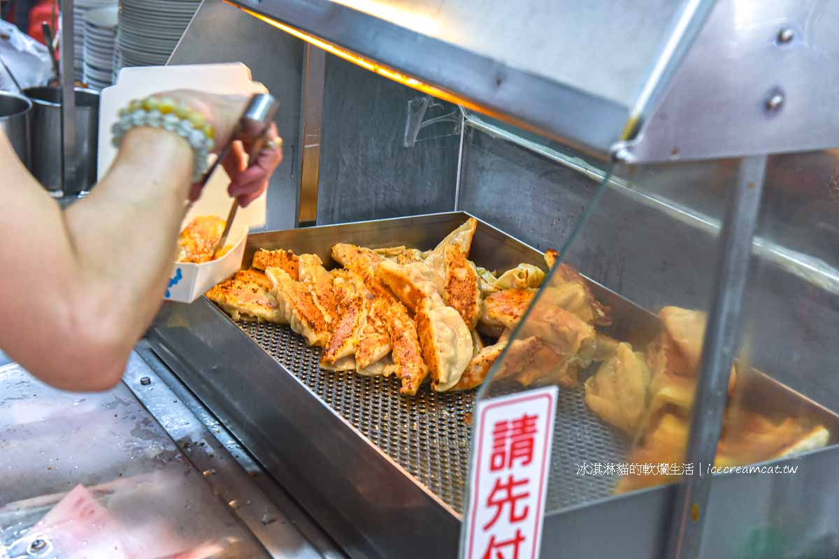 【基隆美食】曾家鍋貼店｜慶安宮旁在地人推薦鍋貼水餃，吃了有保佑感！ @冰淇淋貓的軟爛生活