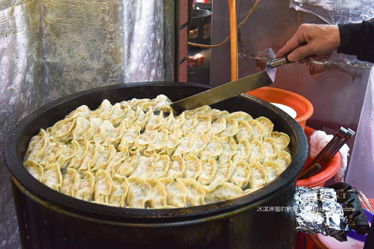 【基隆美食】曾家鍋貼店｜慶安宮旁在地人推薦鍋貼水餃，吃了有保佑感！ @冰淇淋貓的軟爛生活