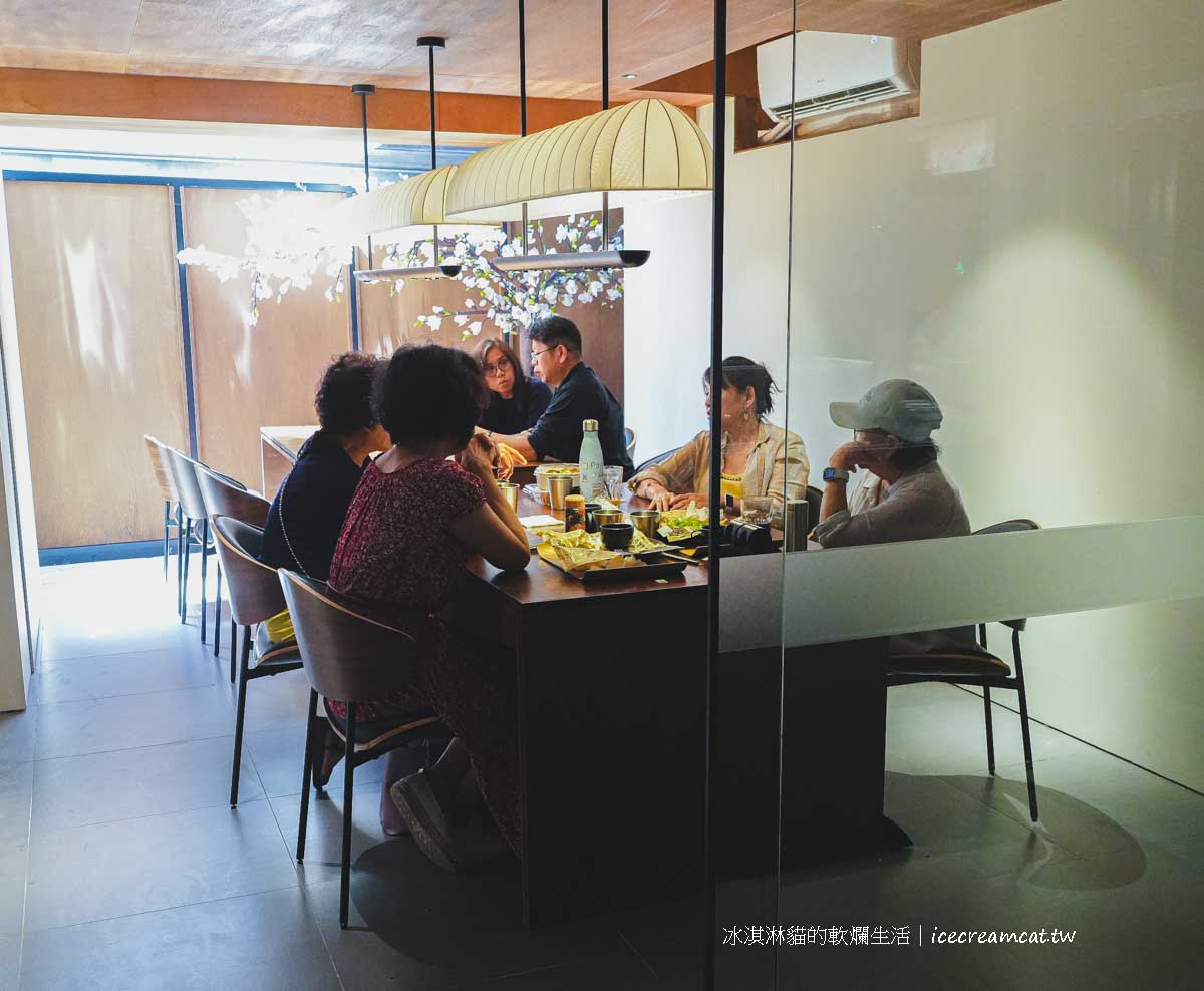 天母圖書咖啡廳【CE&#8217; &#038; LIB-RARY】芝山站附近不限時咖啡廳，附插座美式喝到飽 @冰淇淋貓的軟爛生活