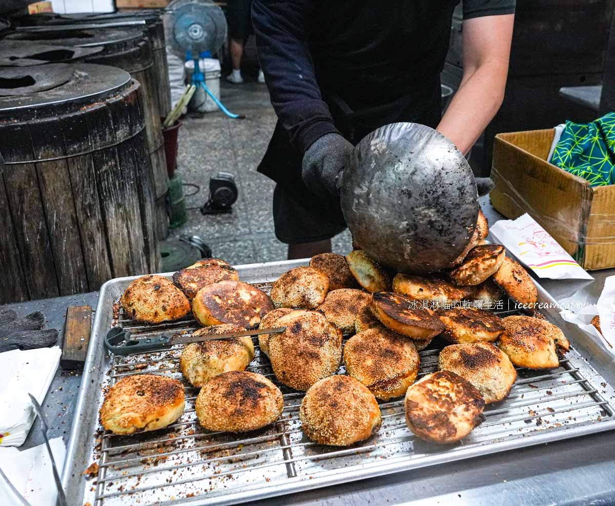 【南港老張燒餅店】南港展覽館站人氣胡椒餅推薦，胡椒餅、小酥餅必吃推薦 @冰淇淋貓的軟爛生活