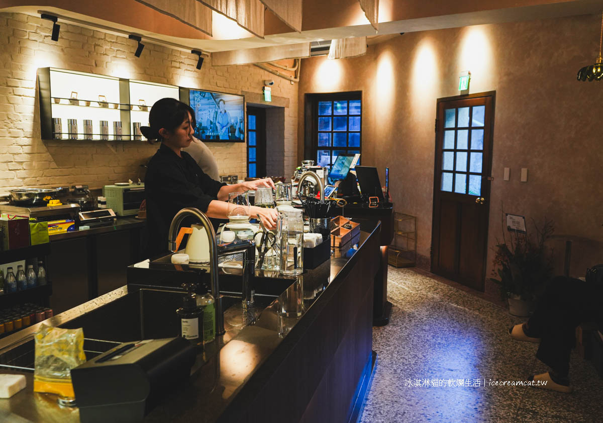青雲閣 Misty｜萬華龍山寺百年古蹟茶館咖啡廳，平日不限時，晚上變身餐酒館 @冰淇淋貓的軟爛生活