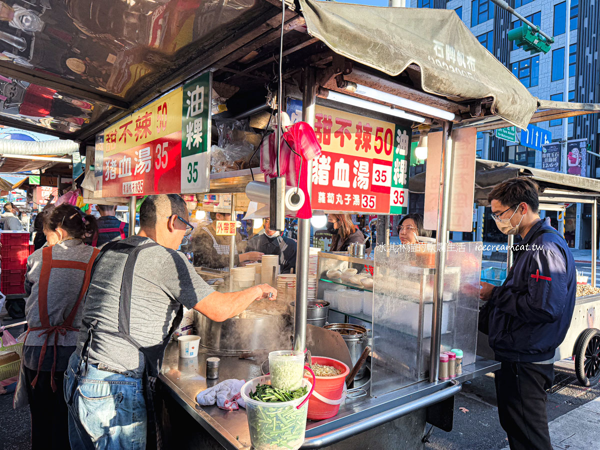 華榮市場口甜不辣｜士林50年老攤 老闆菸嗓招牌「來坐喔」 必吃甜不辣油粿 @冰淇淋貓的軟爛生活