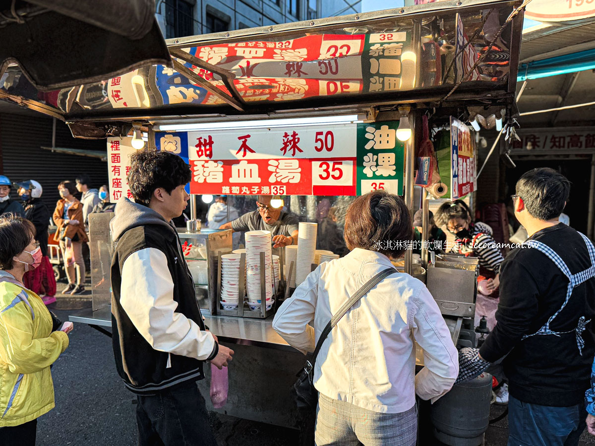 華榮市場口甜不辣｜士林50年老攤 老闆菸嗓招牌「來坐喔」 必吃甜不辣油粿 @冰淇淋貓的軟爛生活
