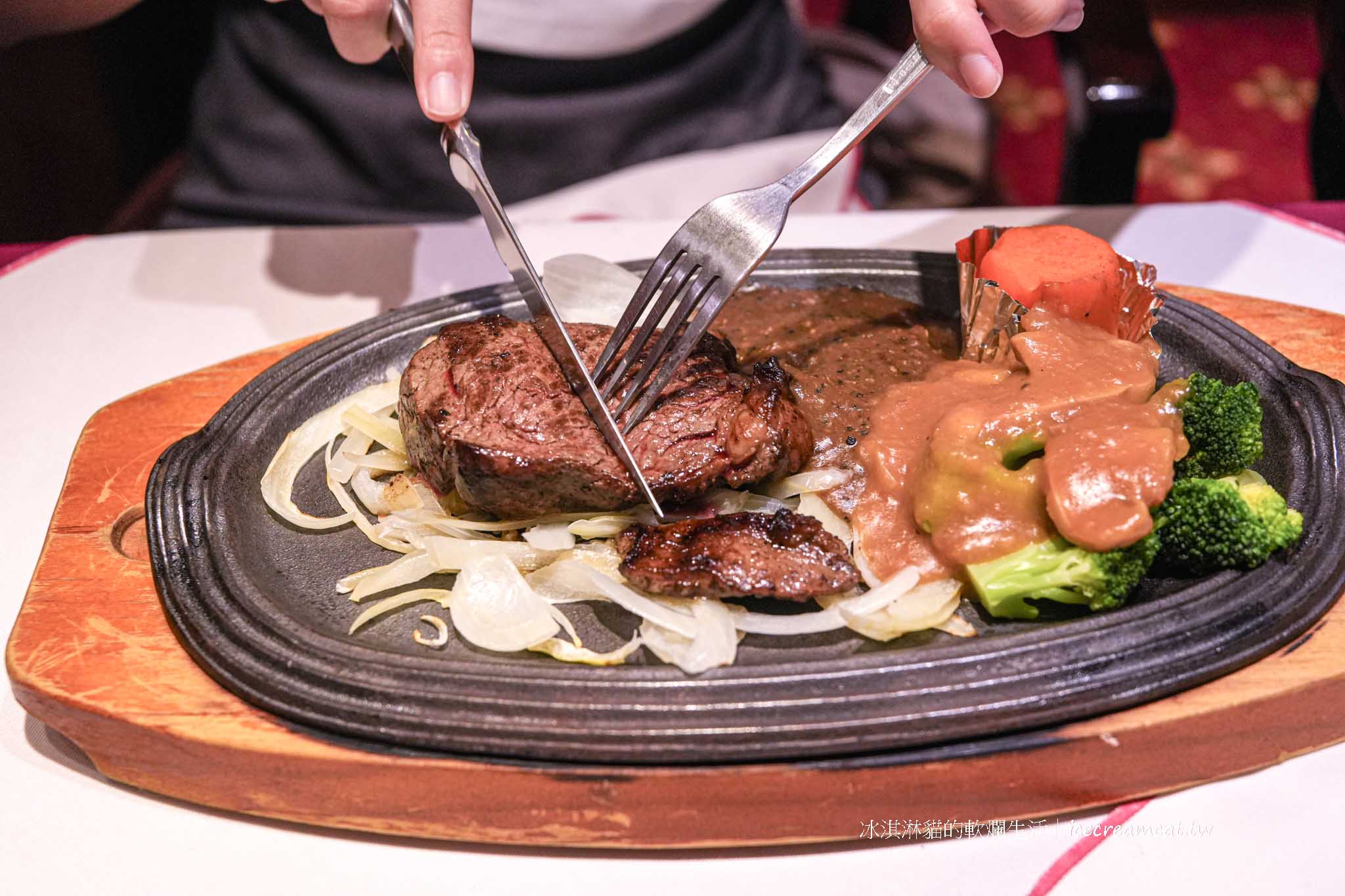 紅屋牛排館南京店｜台北松山區老派浪漫西餐廳，經典沙拉棒必吃 @冰淇淋貓的軟爛生活