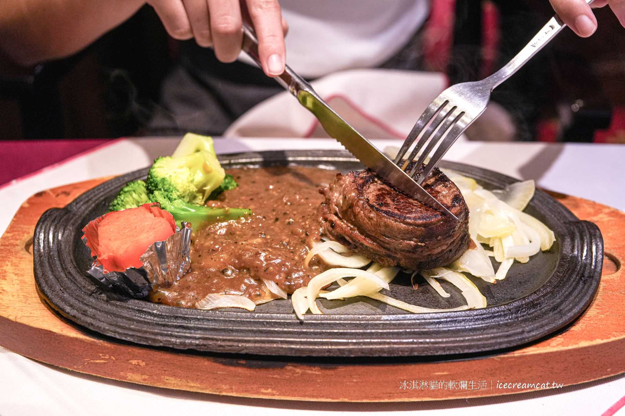 紅屋牛排館南京店｜台北松山區老派浪漫西餐廳，經典沙拉棒必吃 @冰淇淋貓的軟爛生活