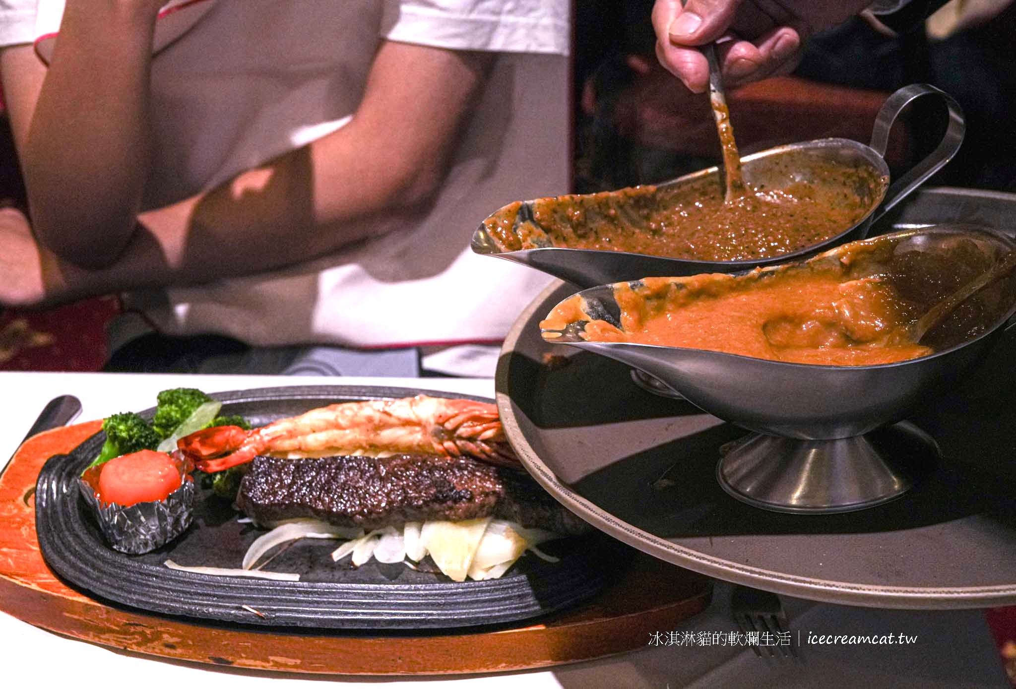 紅屋牛排館南京店｜台北松山區老派浪漫西餐廳，經典沙拉棒必吃 @冰淇淋貓的軟爛生活