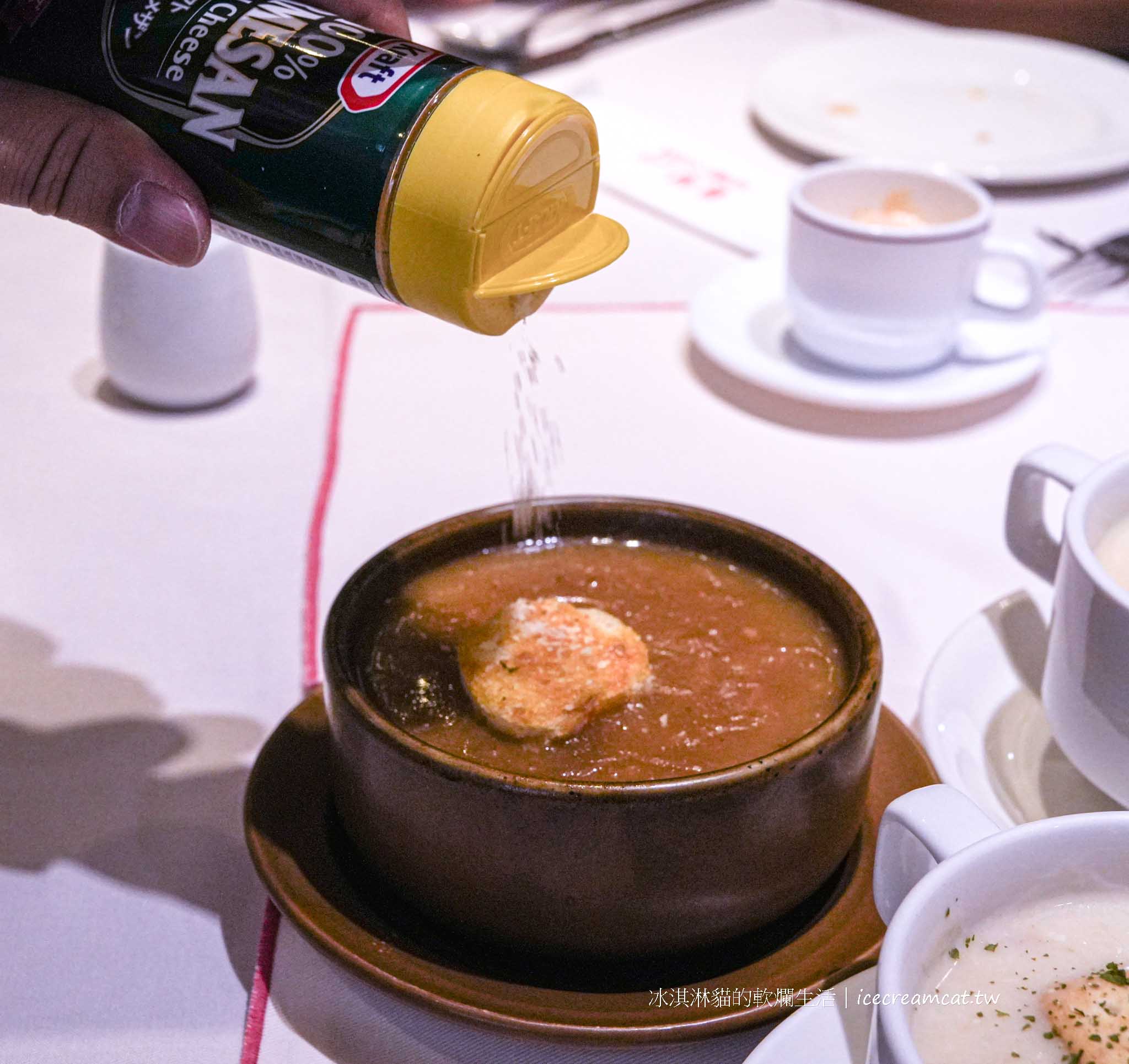 紅屋牛排館南京店｜台北松山區老派浪漫西餐廳，經典沙拉棒必吃 @冰淇淋貓的軟爛生活