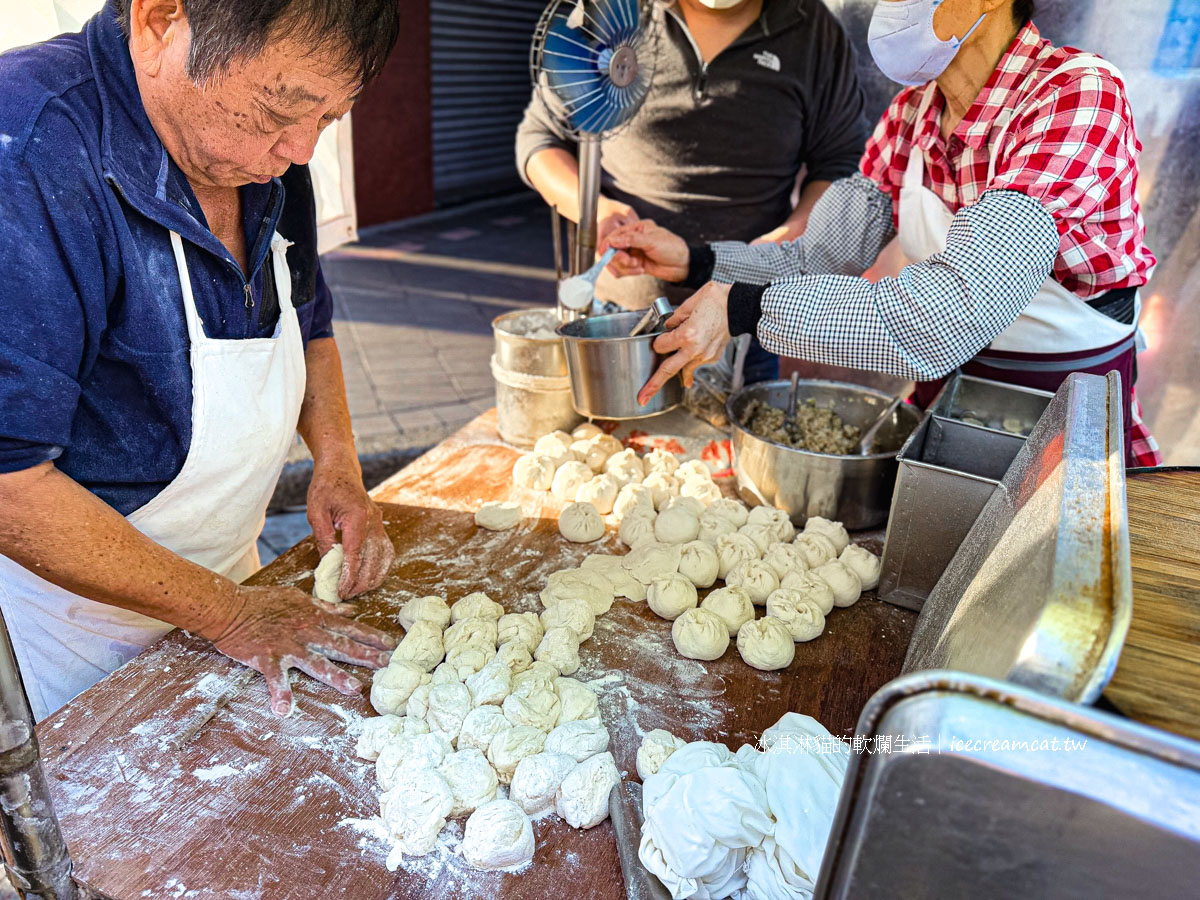 華榮街水煎包攤車｜士林捷運附近必吃美食，高麗菜水煎包菜單價格 @冰淇淋貓的軟爛生活